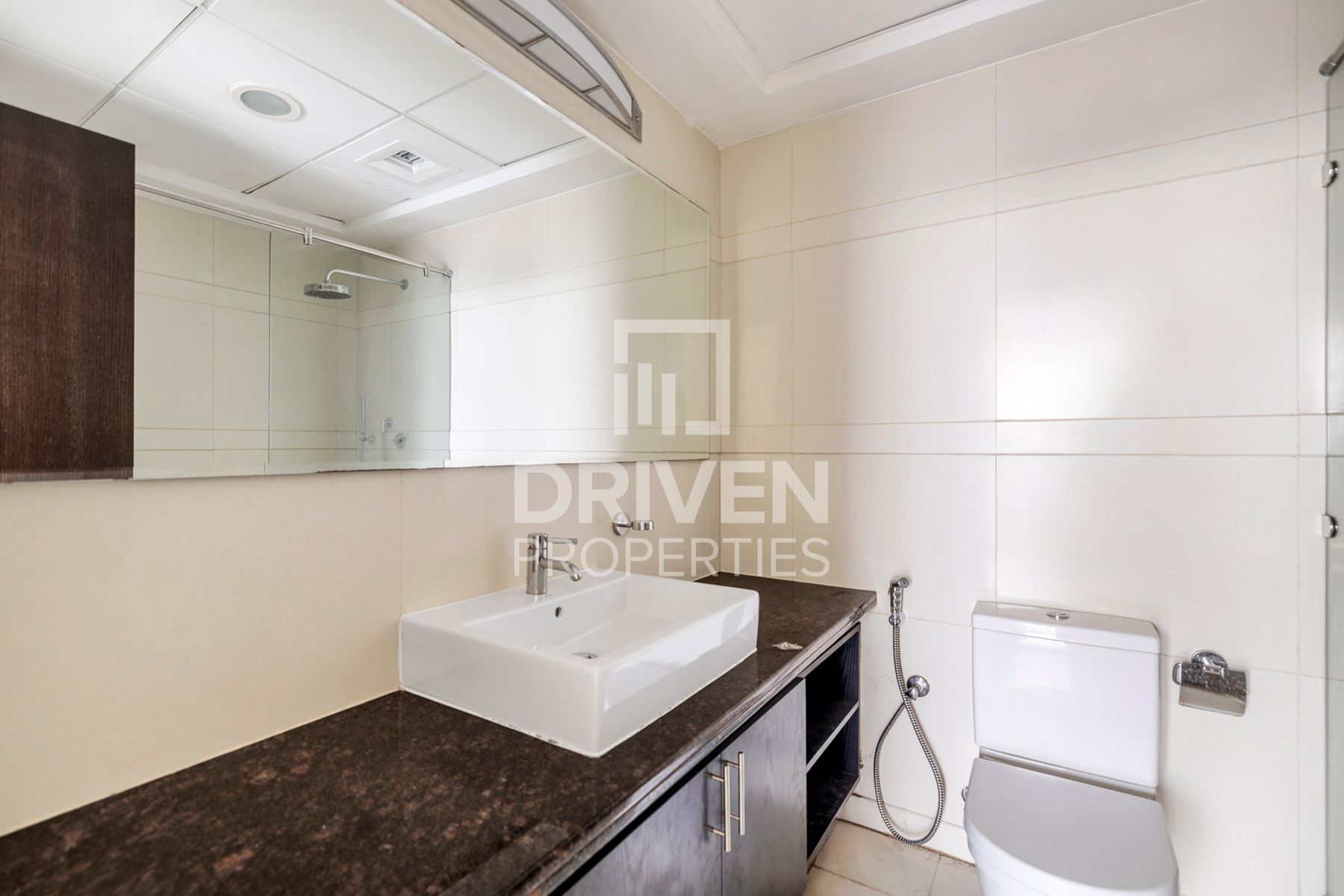 Ready to Move in Spacious Layout Chiller Free