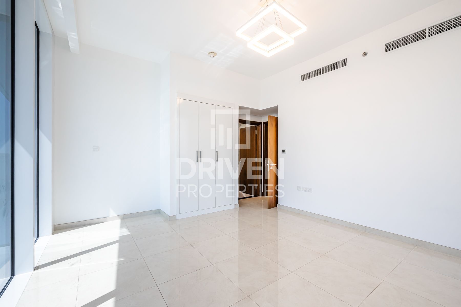 Large and Bright Canal View Ready to Move In