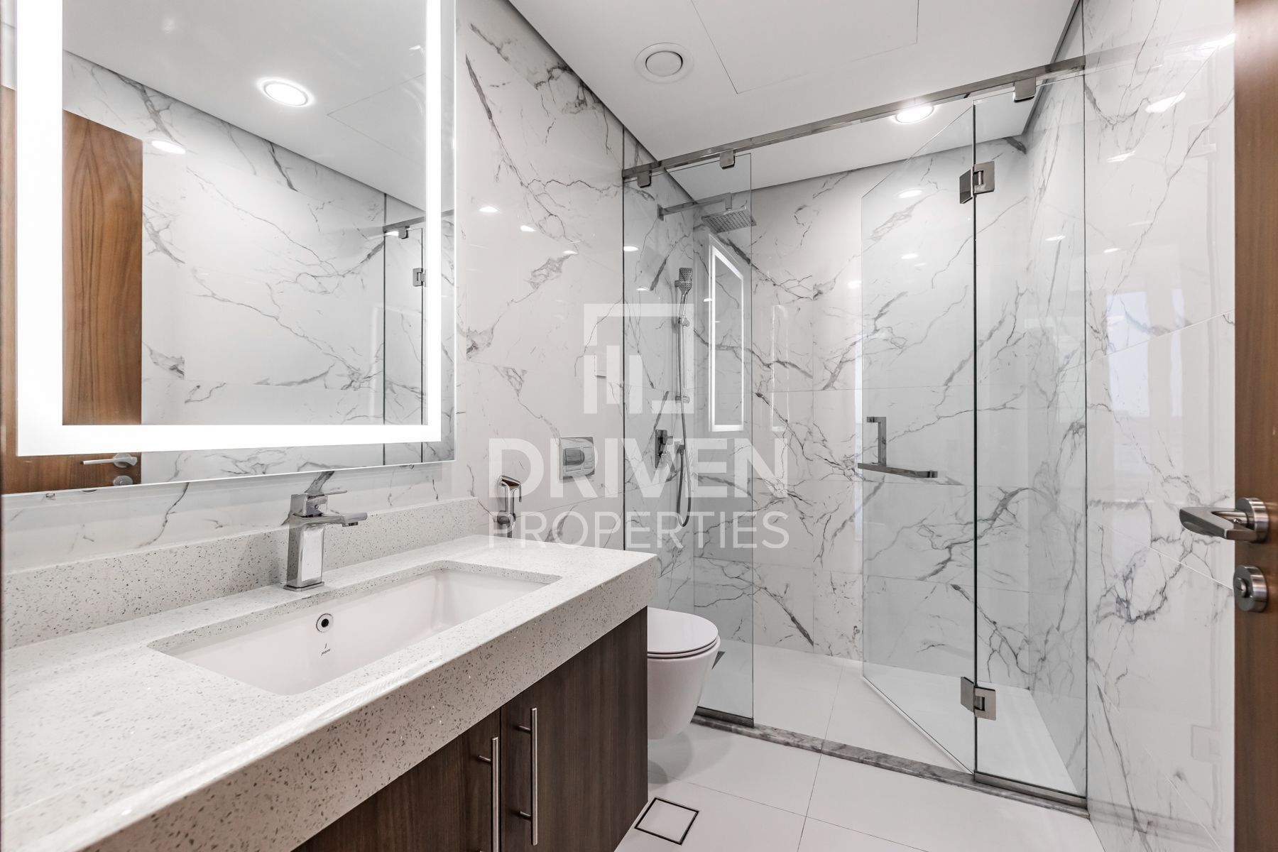 Large and Bright Canal View Ready to Move In