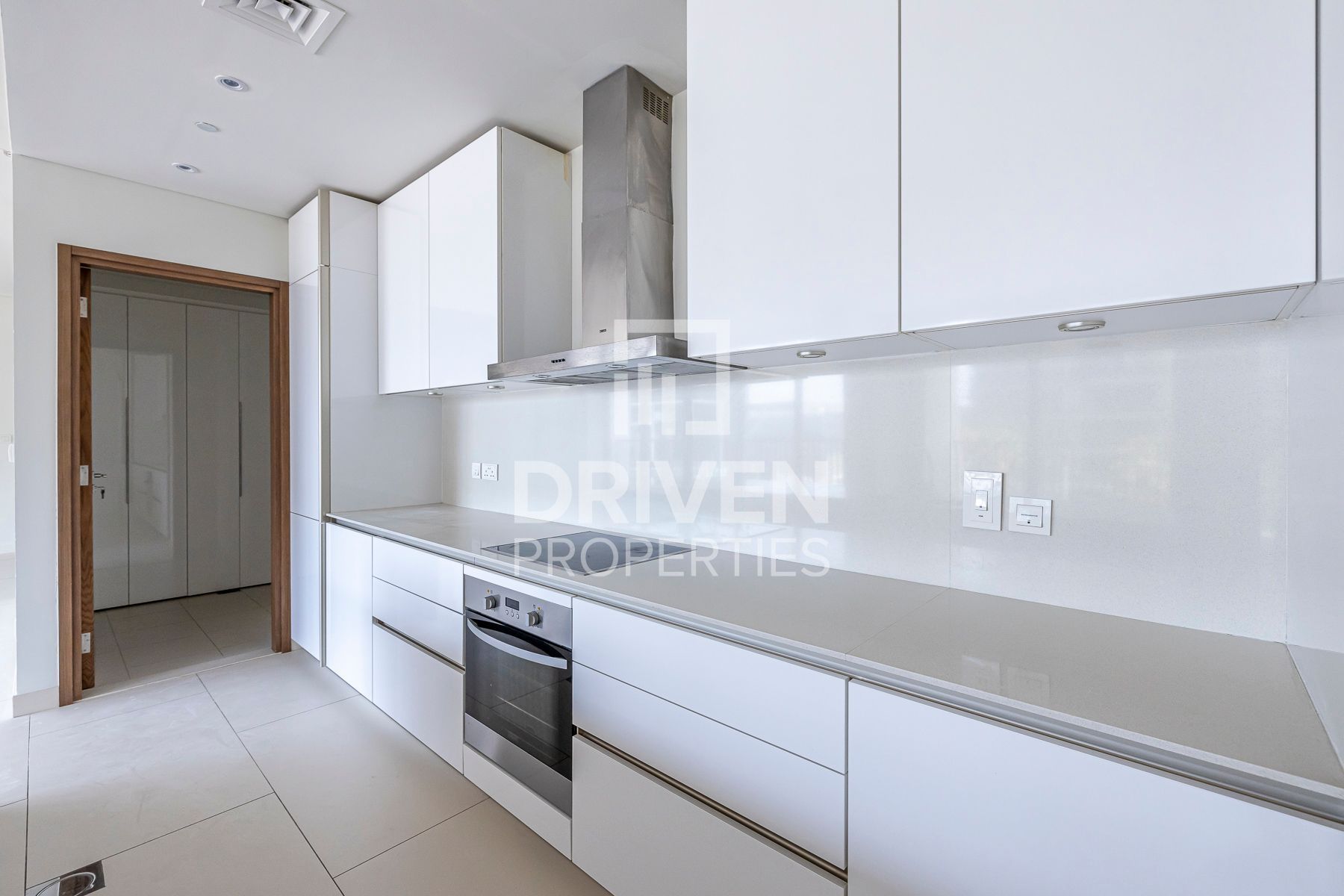 Stunning and Bright Maids Room Boulevard View