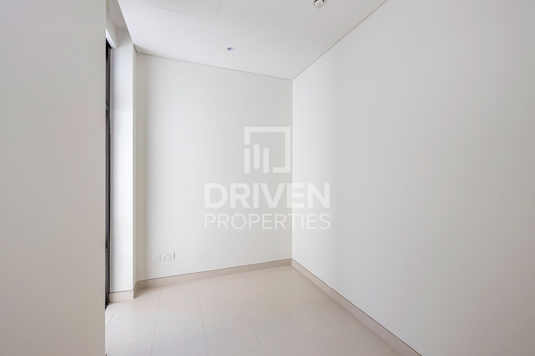 Stunning and Bright Maids Room Boulevard View