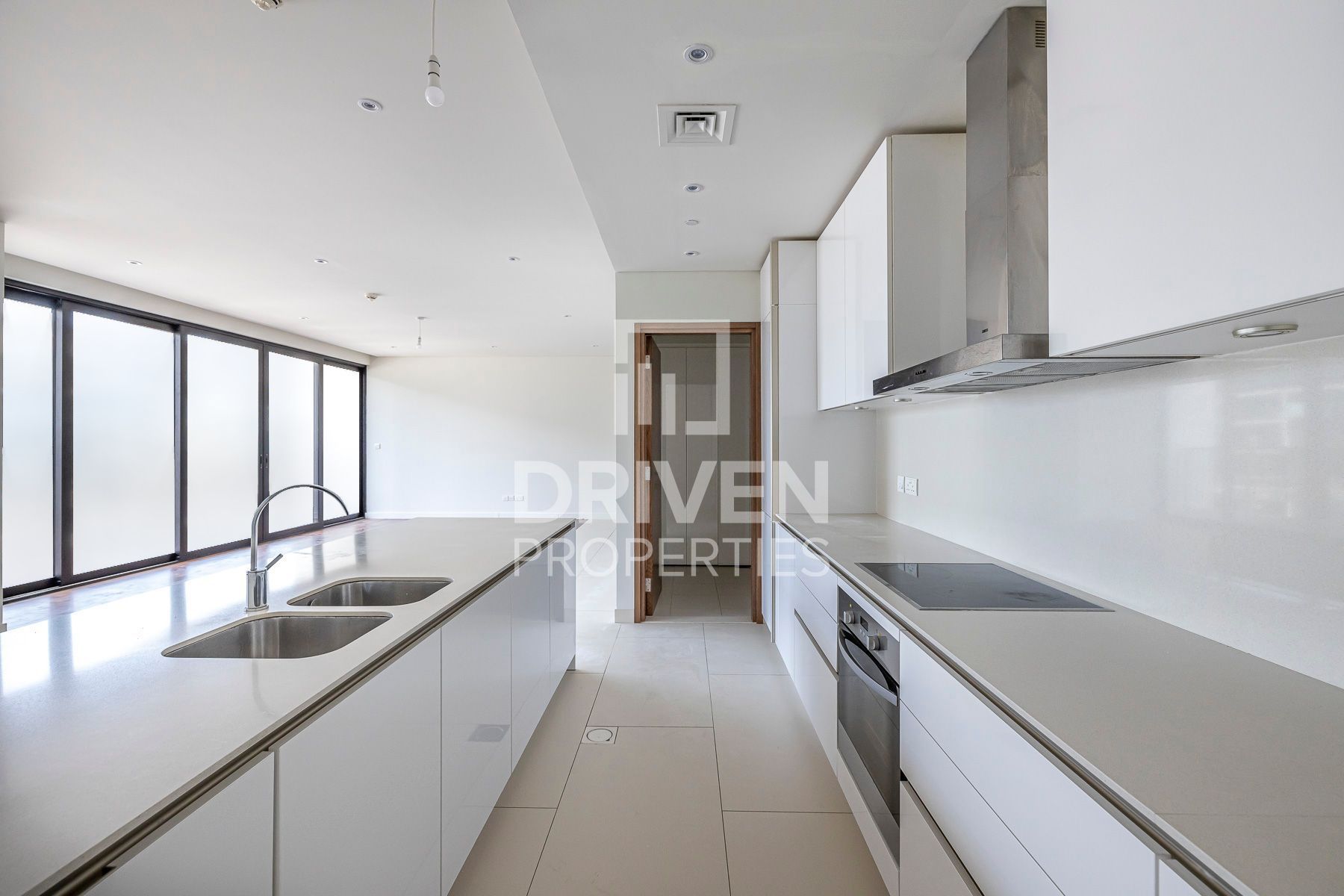 Stunning and Bright Maids Room Boulevard View