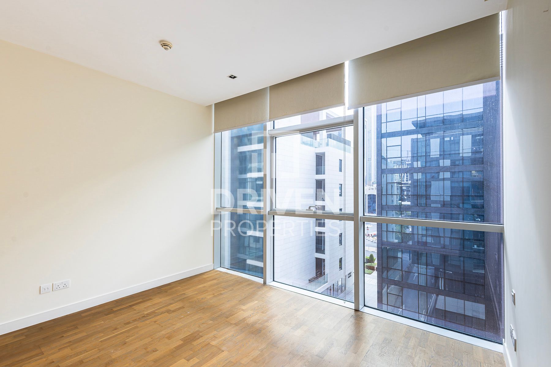 Ready to move in Great Location High Floor