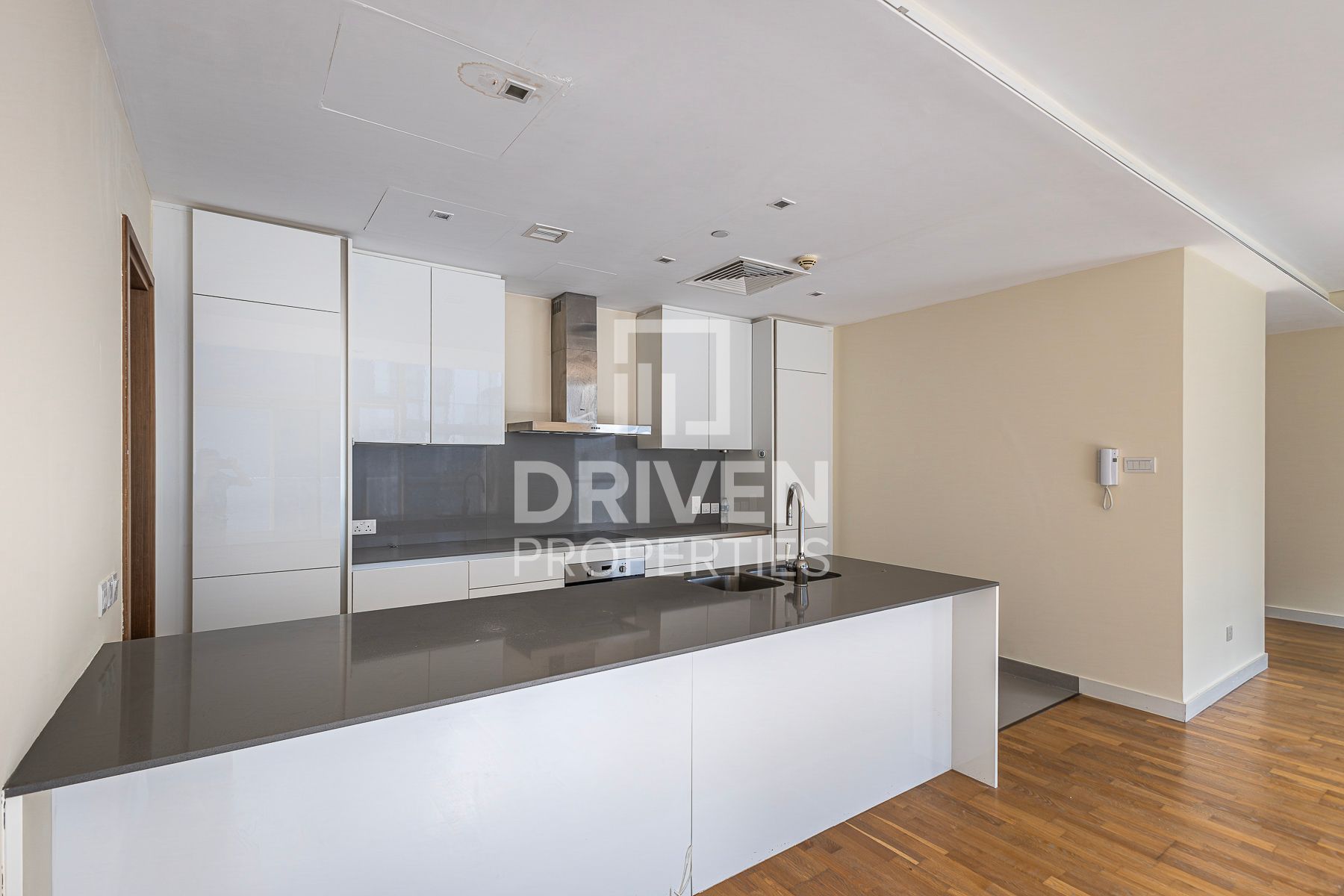 Ready to move in Great Location High Floor