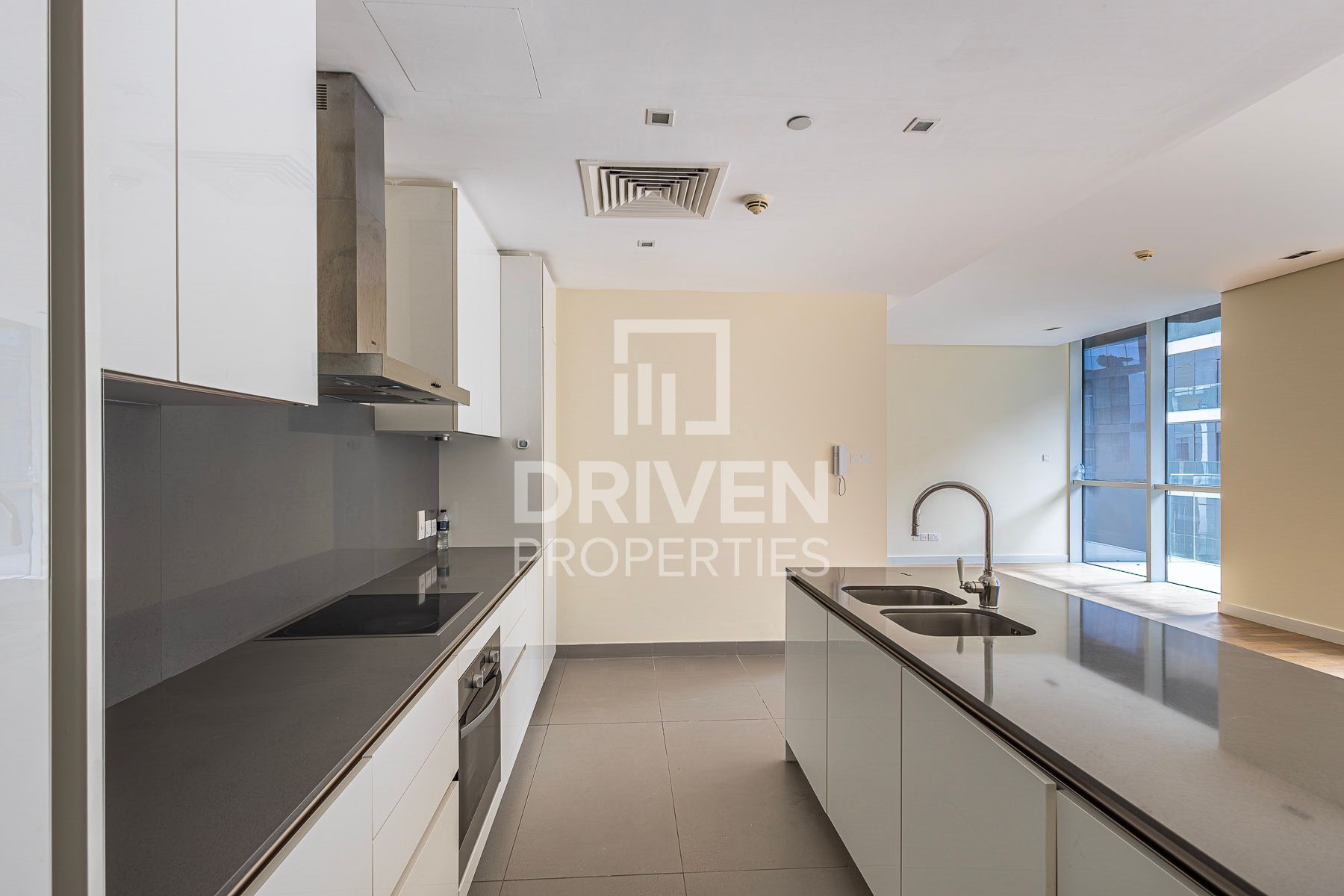 Ready to move in Great Location High Floor