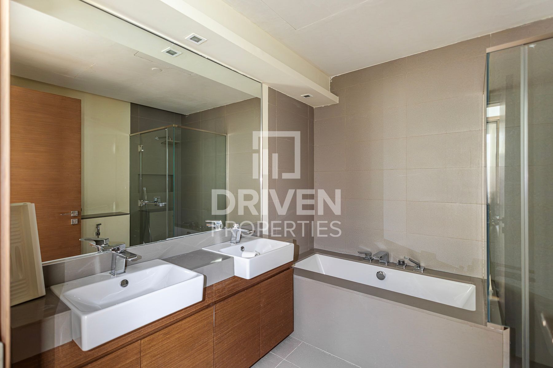 Ready to move in Great Location High Floor