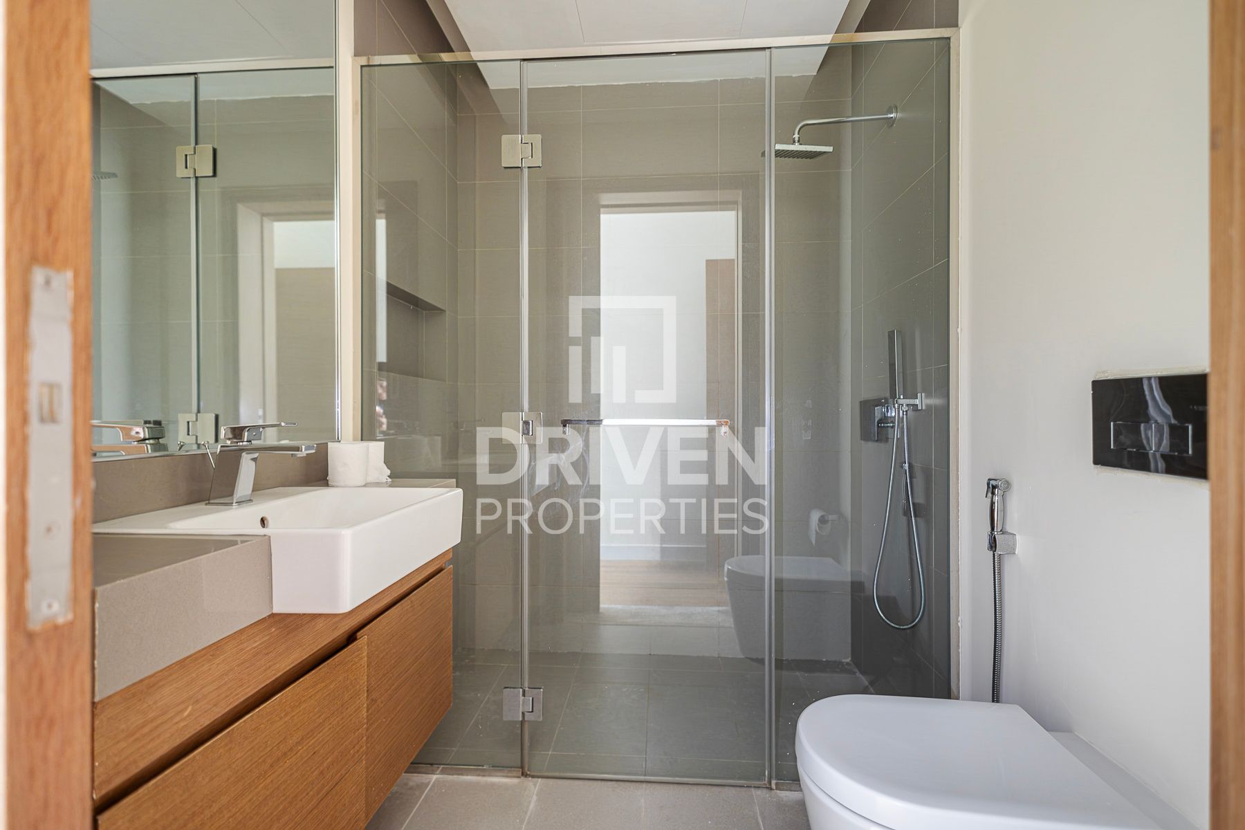 Ready to move in Great Location High Floor