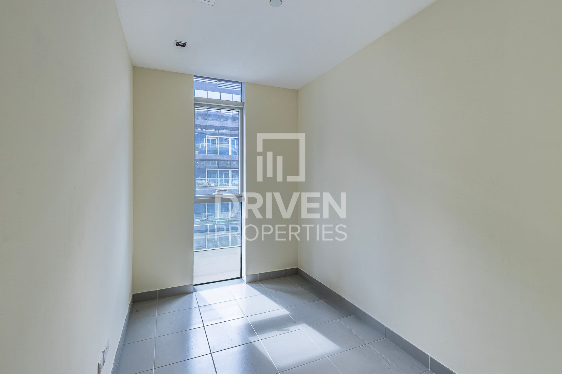 Ready to move in Great Location High Floor