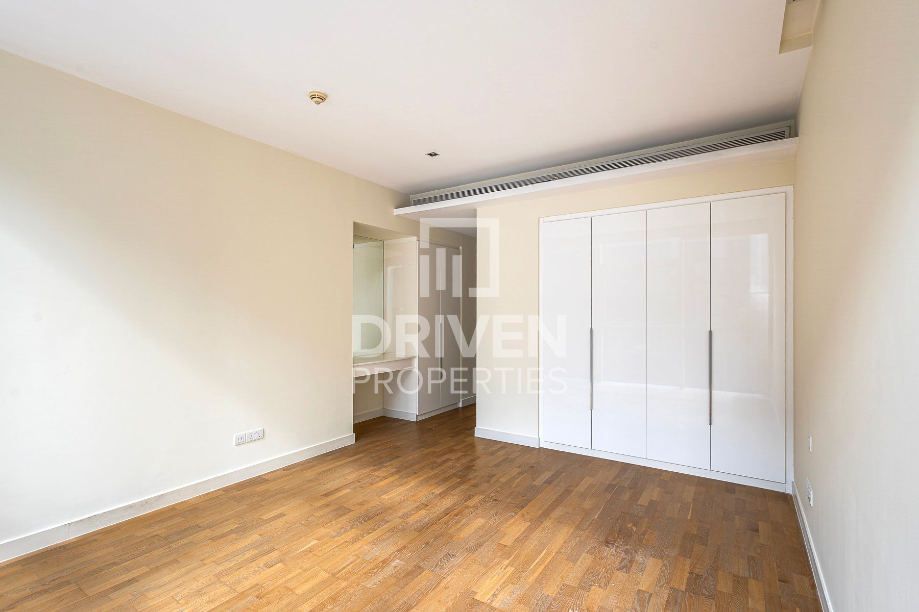 Ready to move in Great Location High Floor