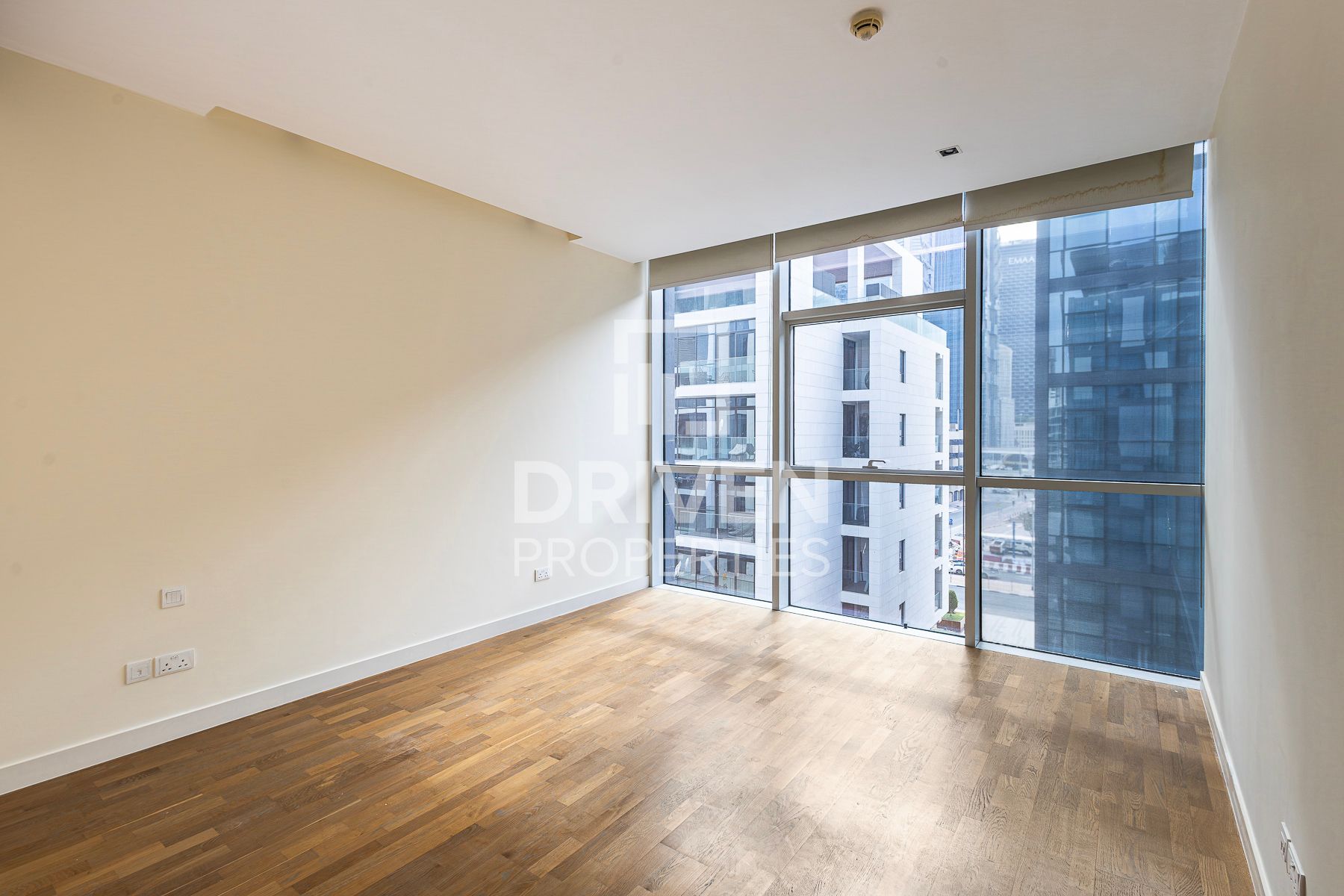 Ready to move in Great Location High Floor