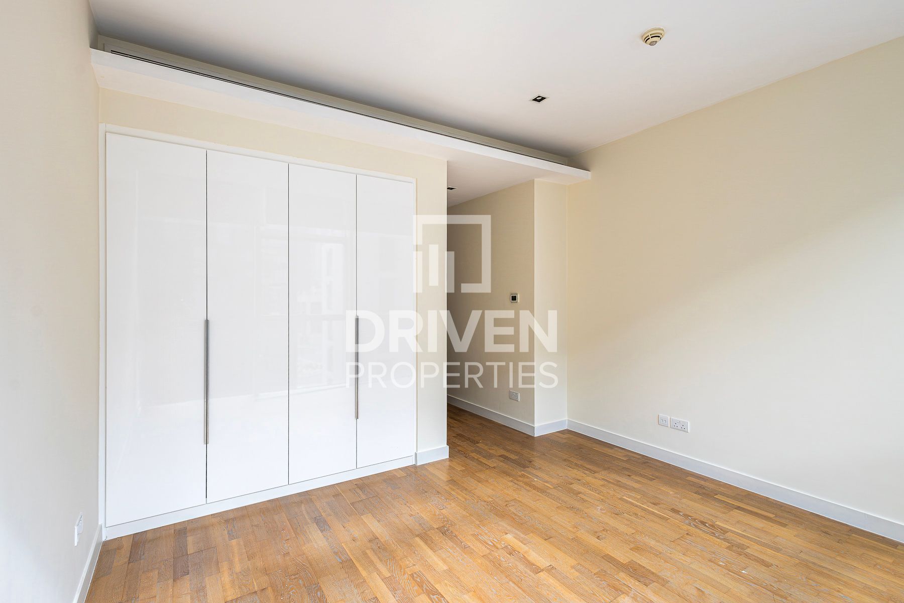 Ready to move in Great Location High Floor