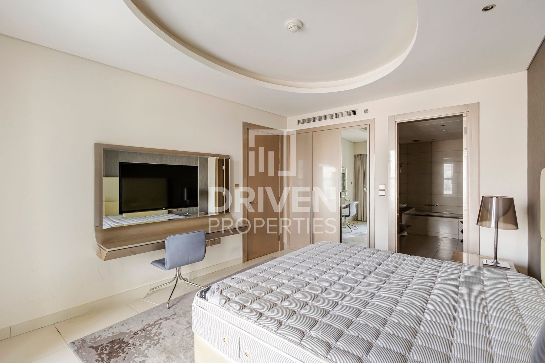 Expansive Unit Fully Furnished Great Location