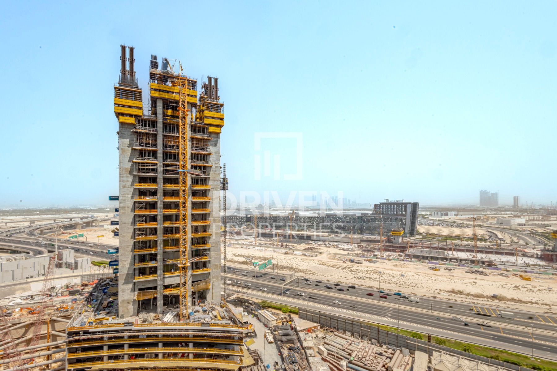 Expansive Unit Fully Furnished Great Location