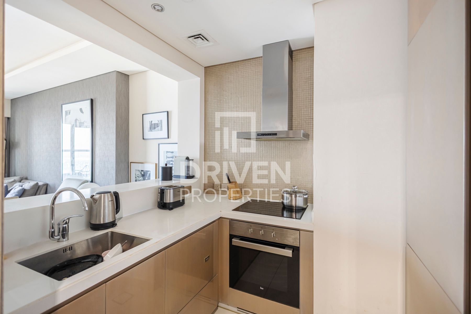 Expansive Unit Fully Furnished Great Location