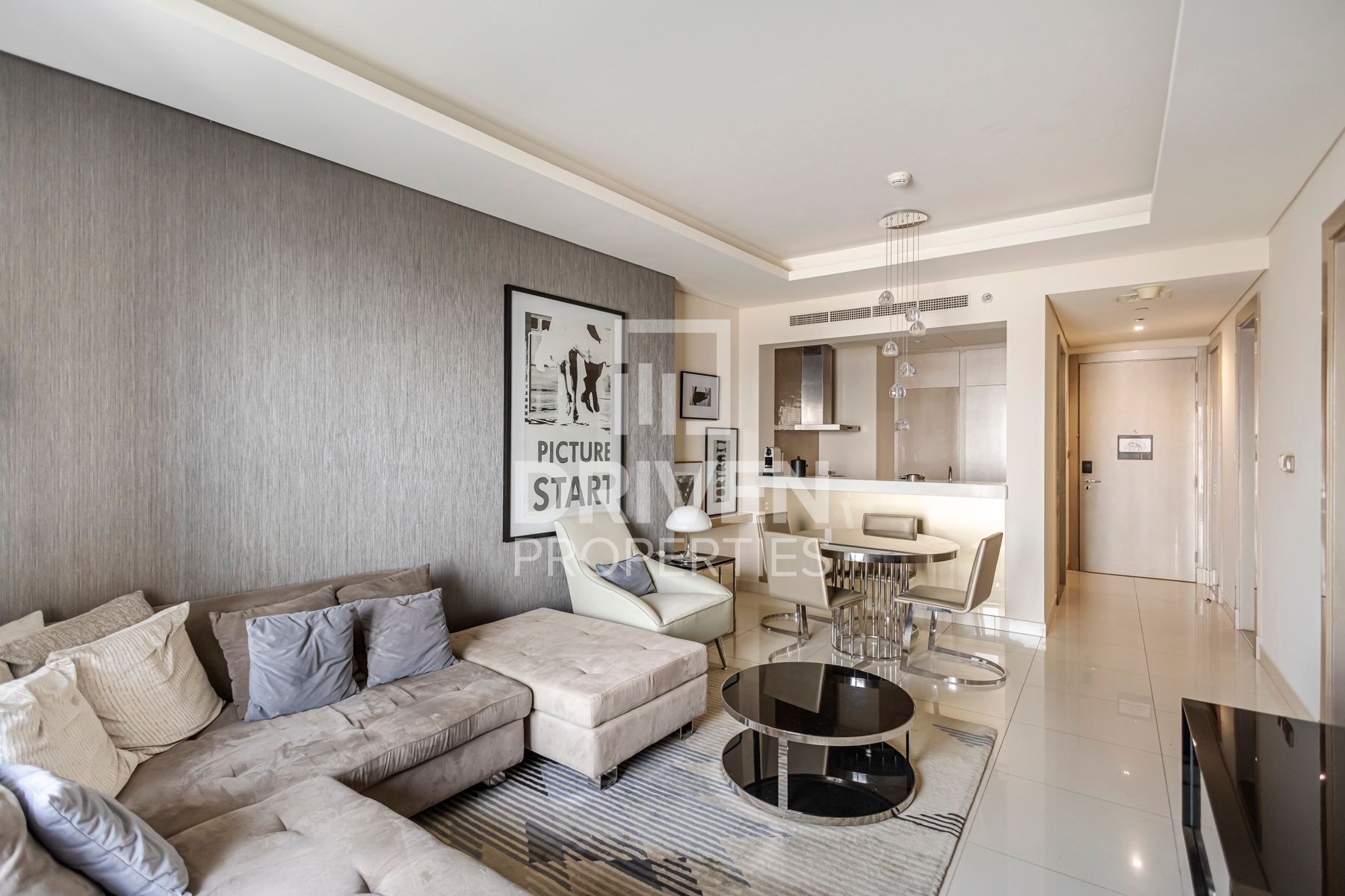 Expansive Unit Fully Furnished Great Location