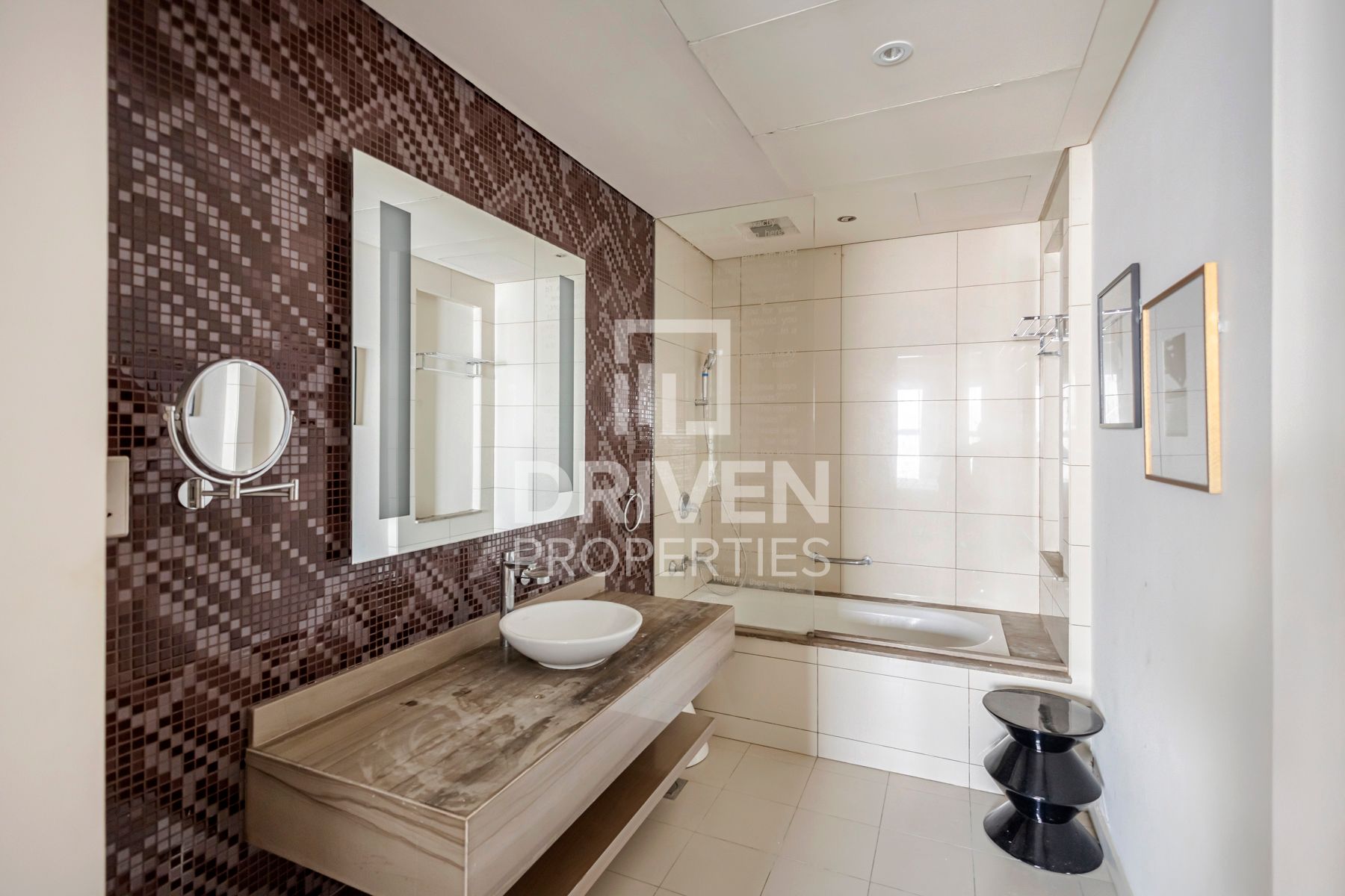 Expansive Unit Fully Furnished Great Location