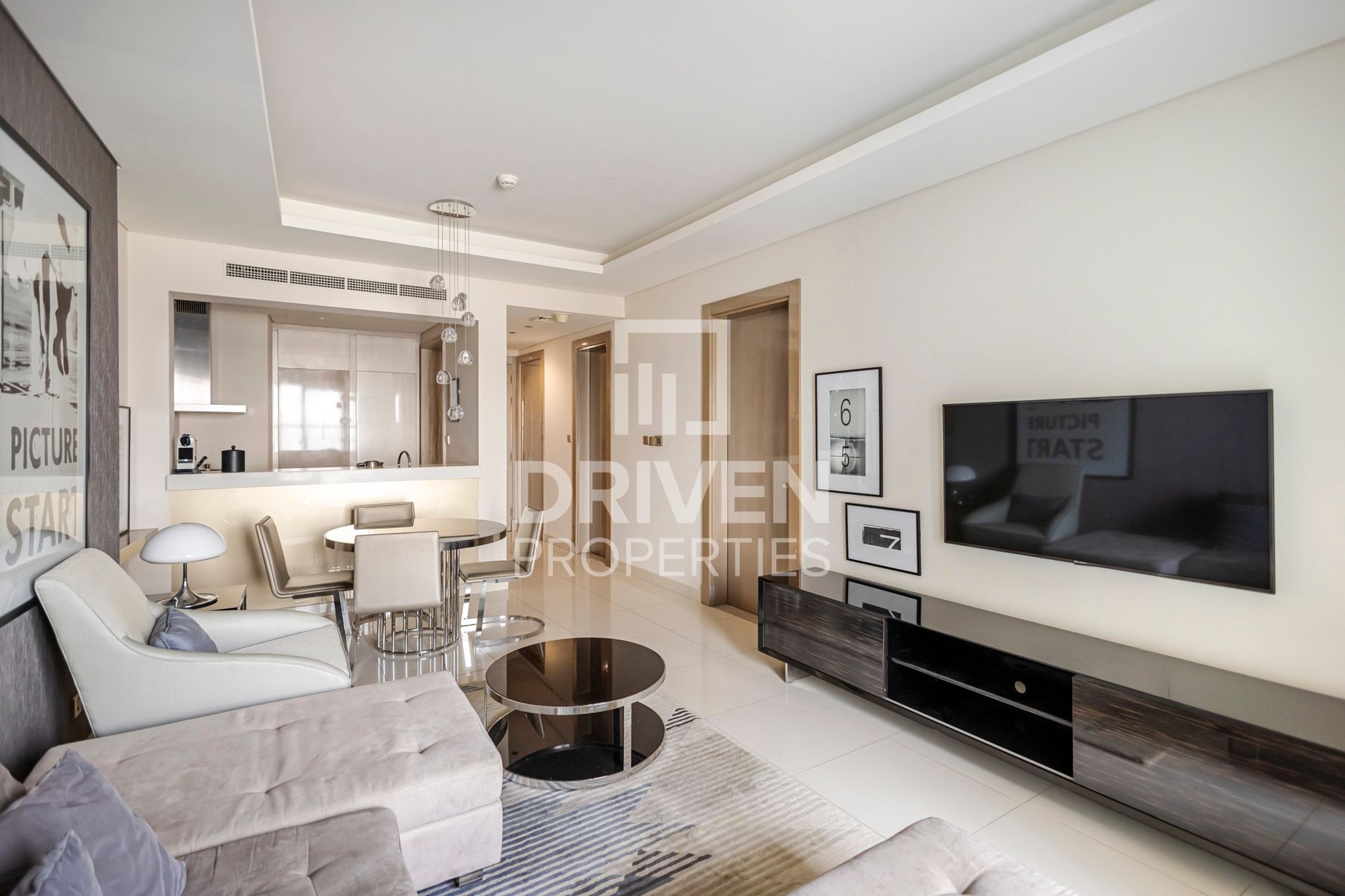 Expansive Unit Fully Furnished Great Location