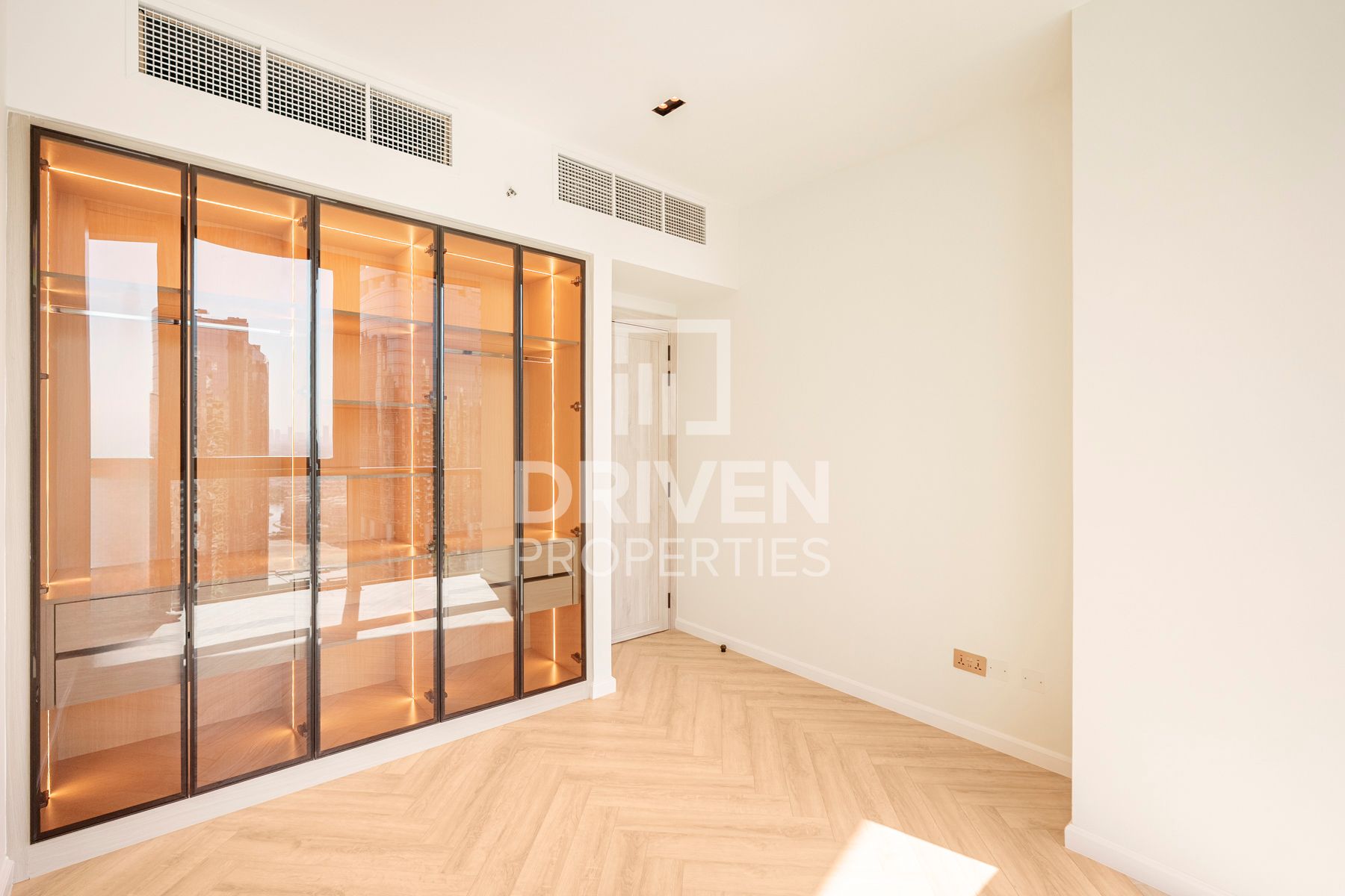 Premium Location Spacious Layout Lake View