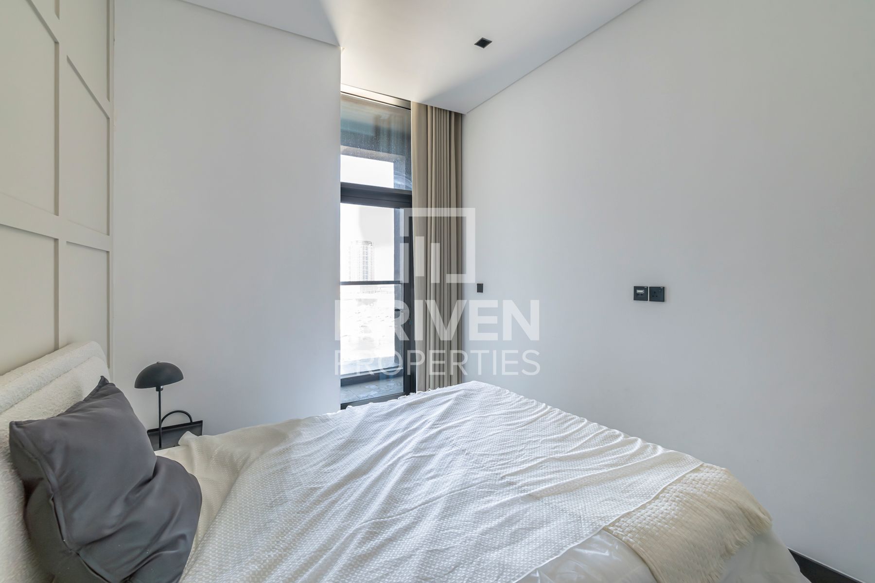 Fully Furnished Mid Floor Ready to Move in