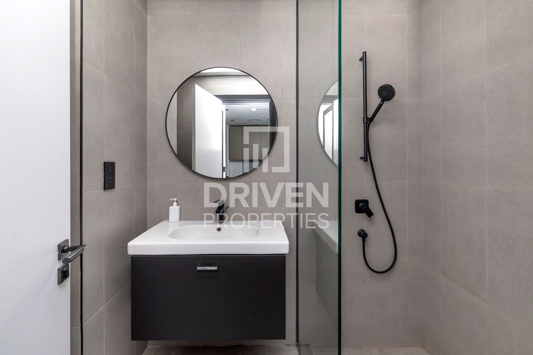 Fully Furnished Mid Floor Ready to Move in