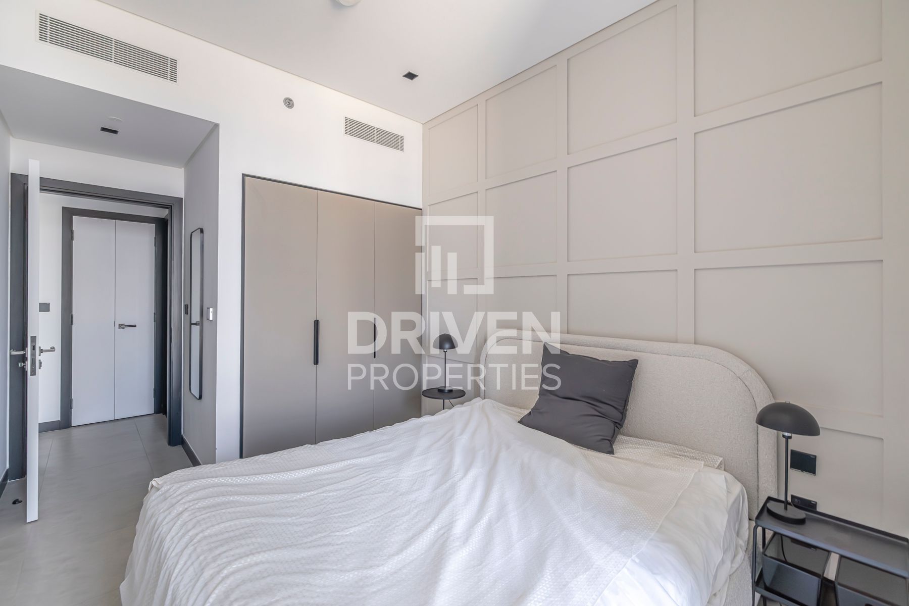 Fully Furnished Mid Floor Ready to Move in