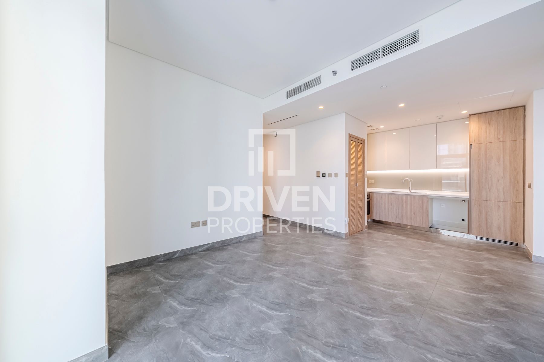 Brand New High Floor Multiple Cheques