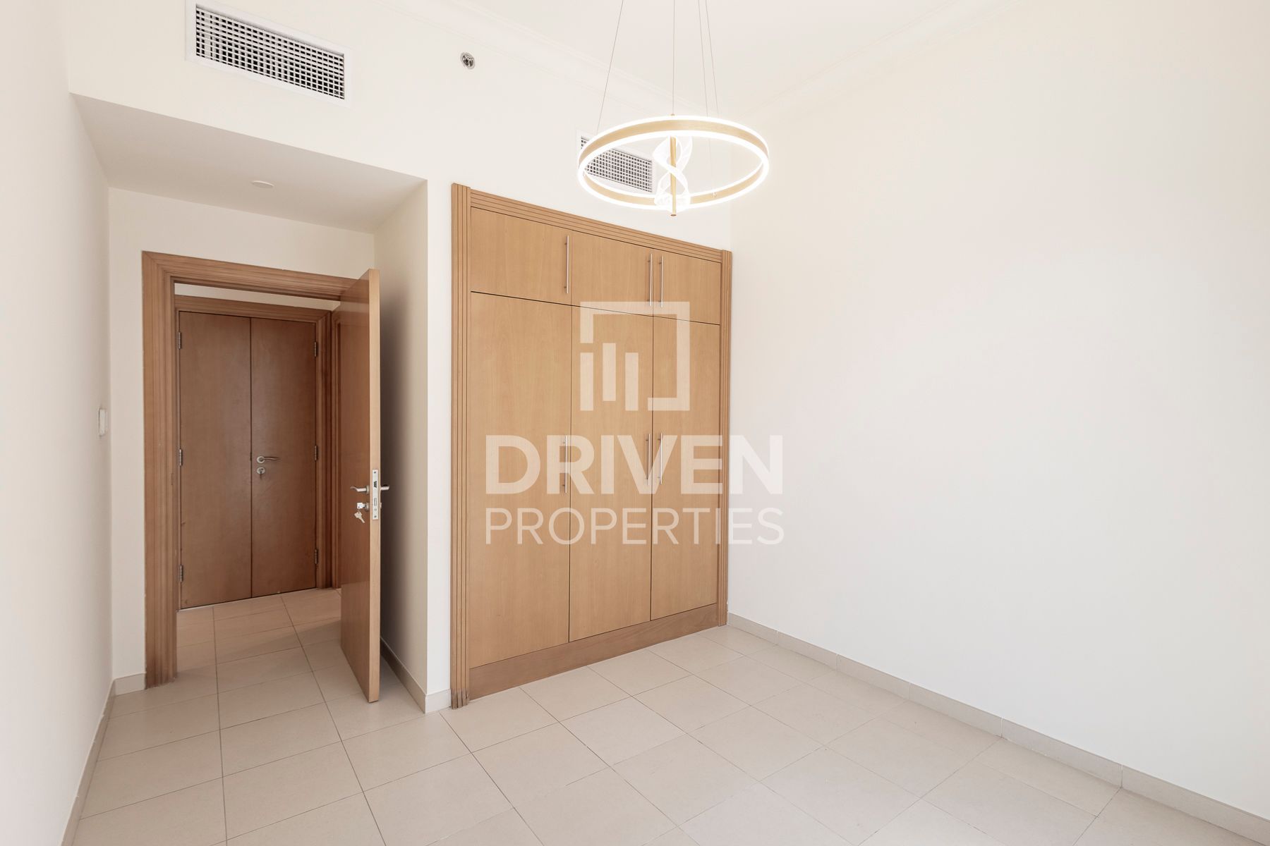 Bright and Spacious Overlooking View Vacant