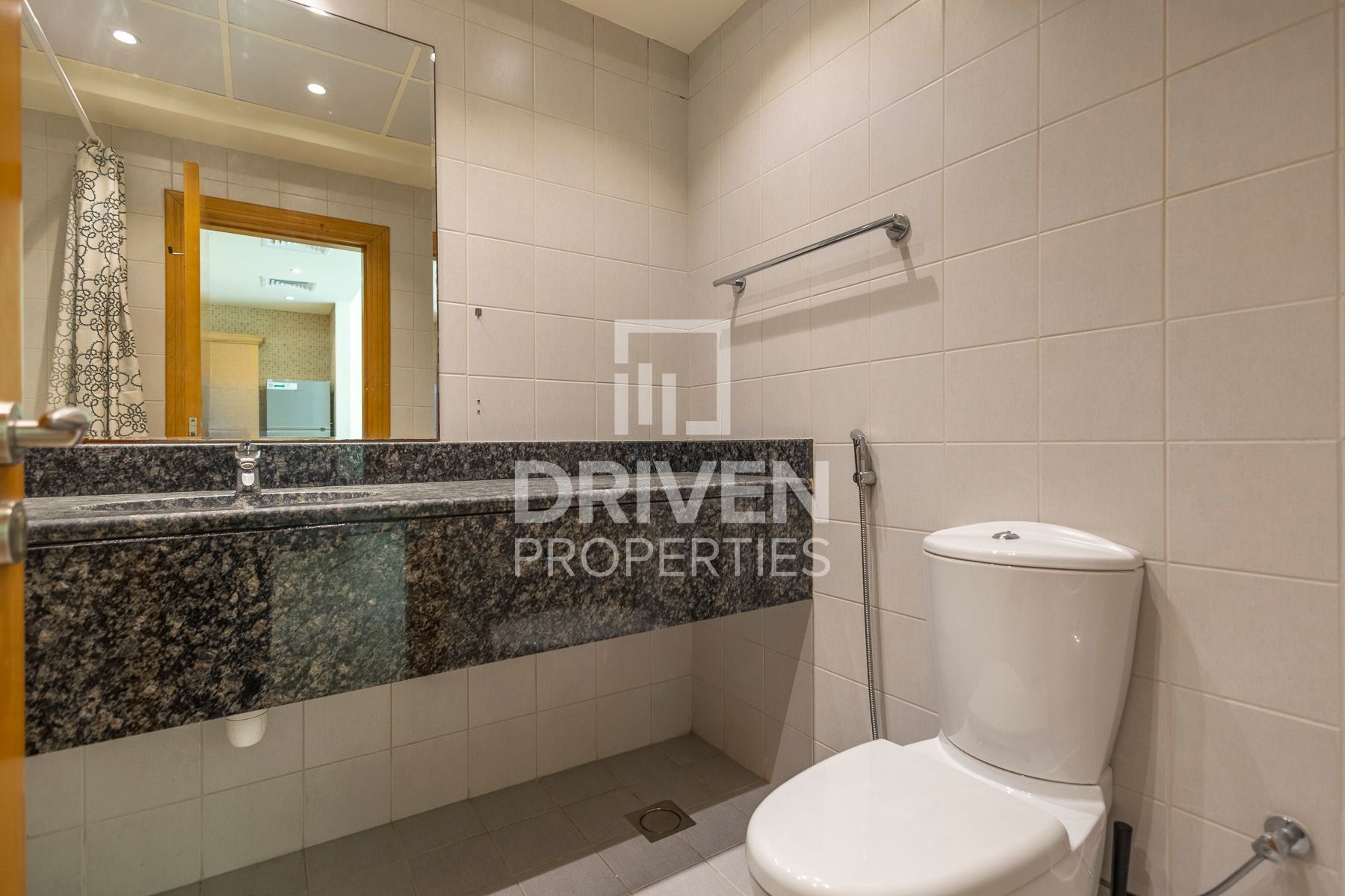 Bright and Spacious Overlooking View Vacant