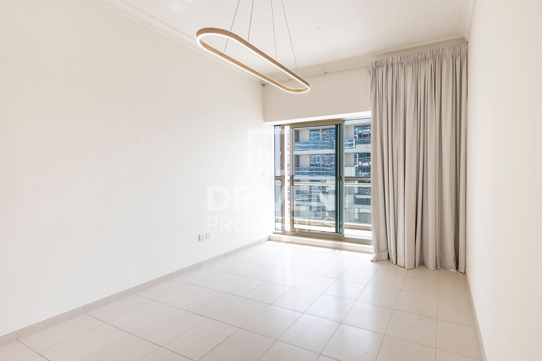 Bright and Spacious Overlooking View Vacant