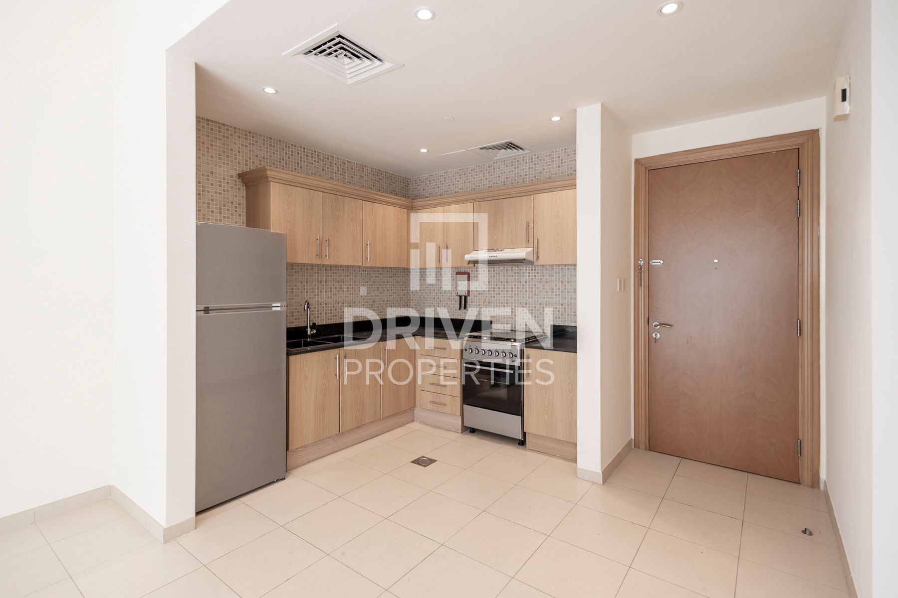 Bright and Spacious Overlooking View Vacant