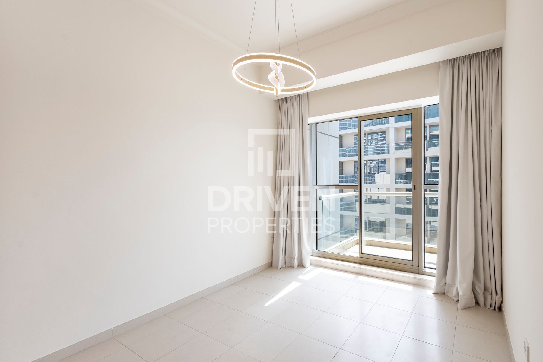 Bright and Spacious Overlooking View Vacant