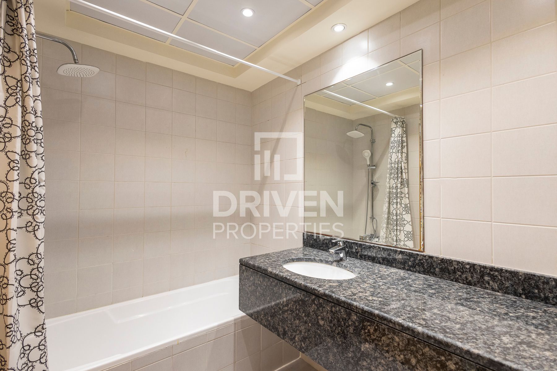 Bright and Spacious Overlooking View Vacant