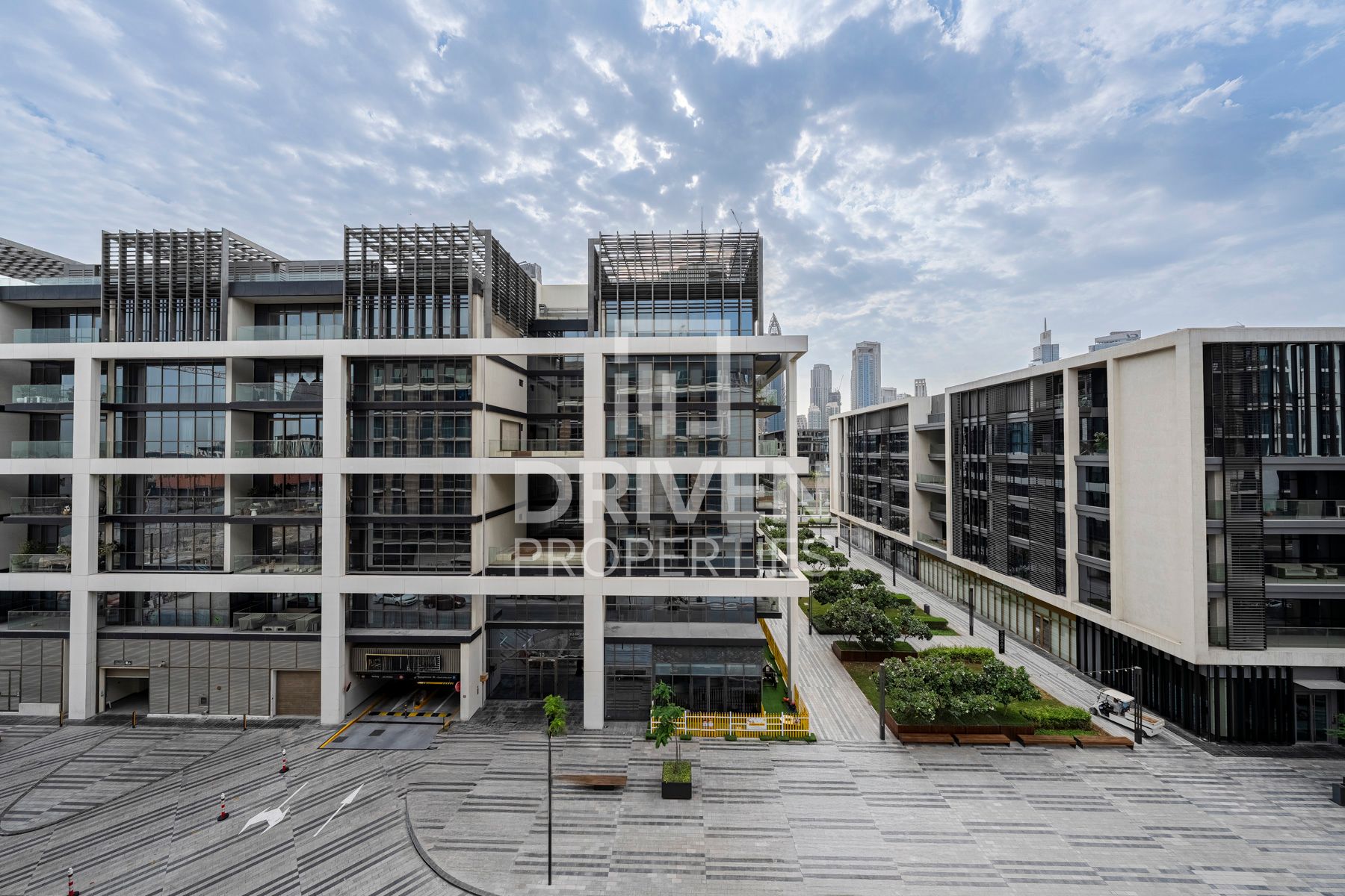 Great Location Brand New Elegant Unit Vacant