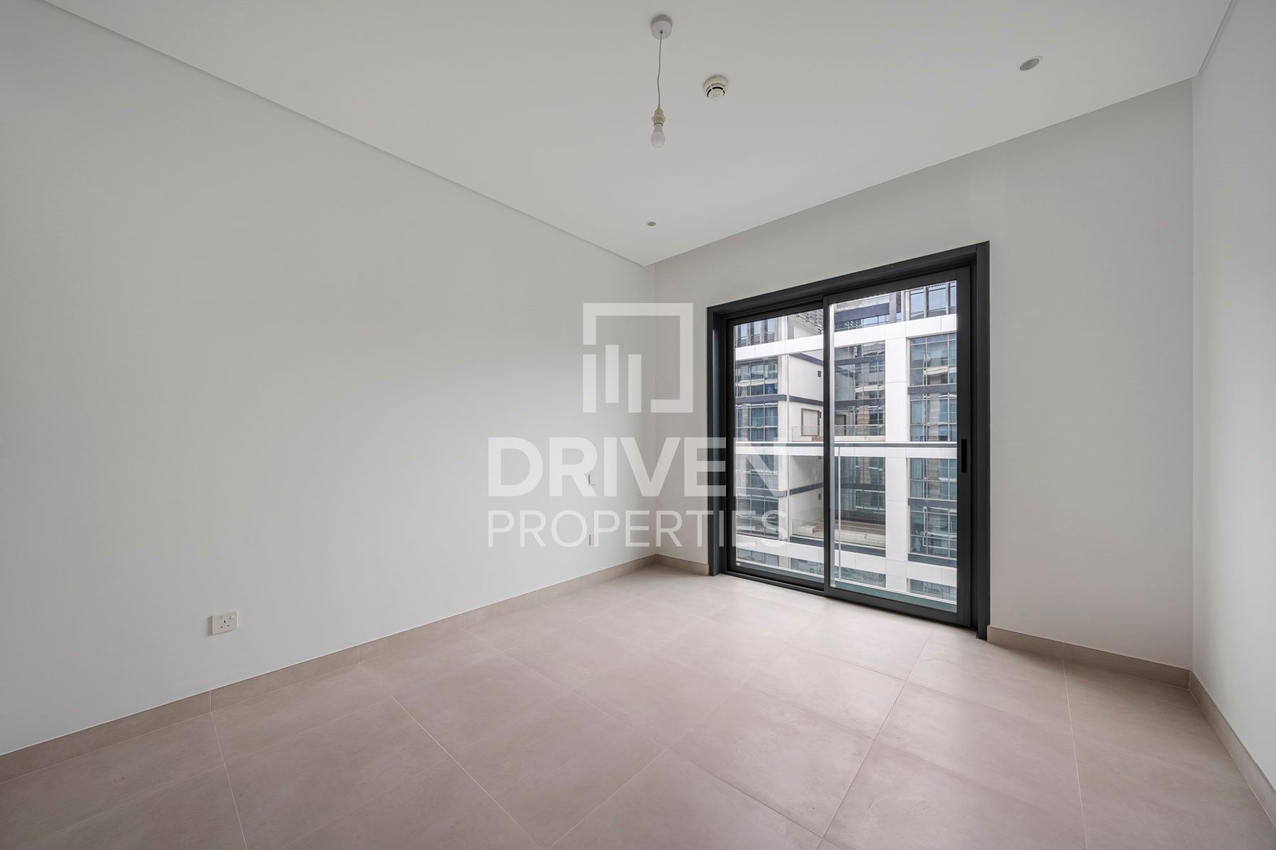 Great Location Brand New Elegant Unit Vacant