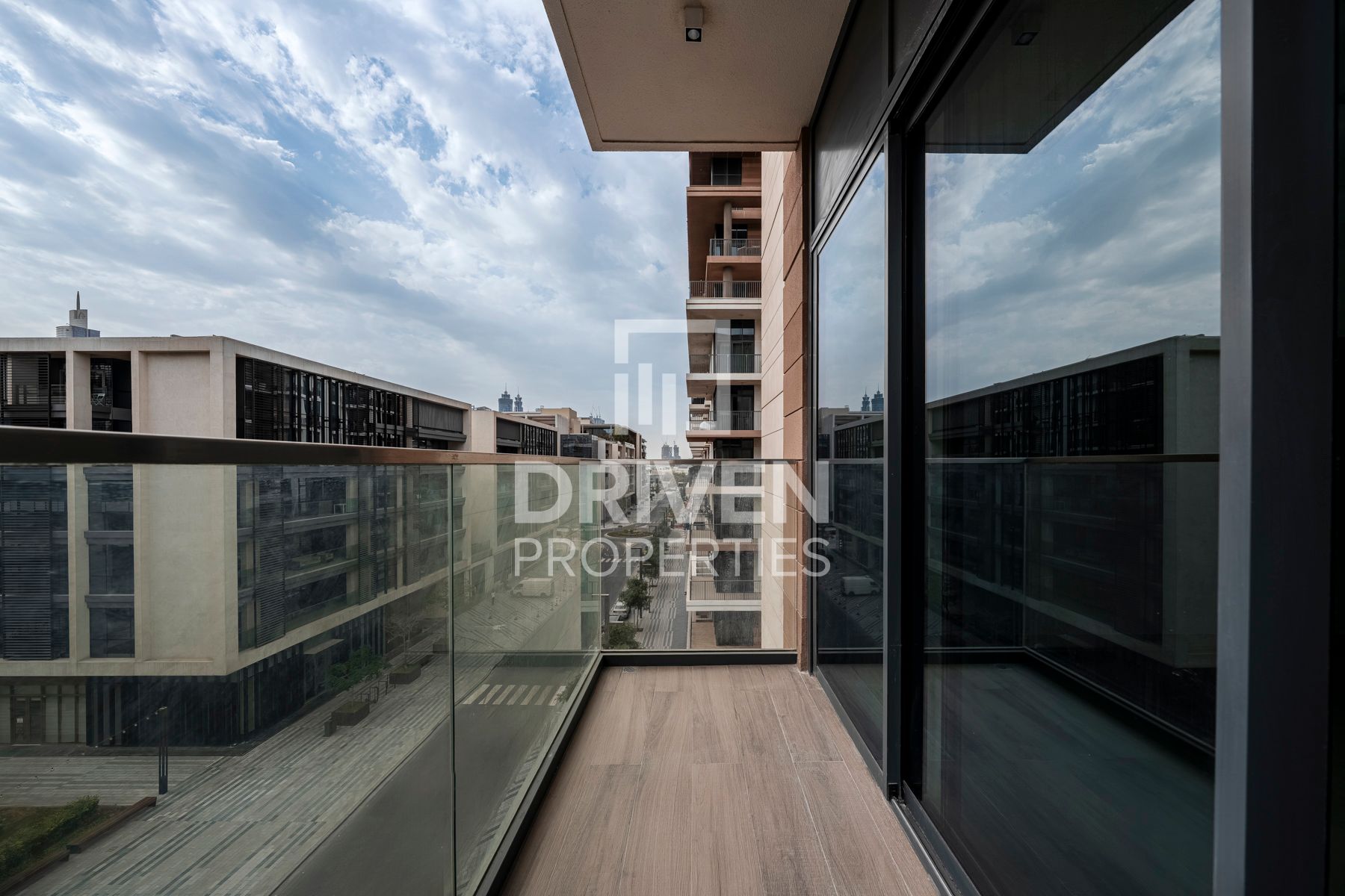 Great Location Brand New Elegant Unit Vacant