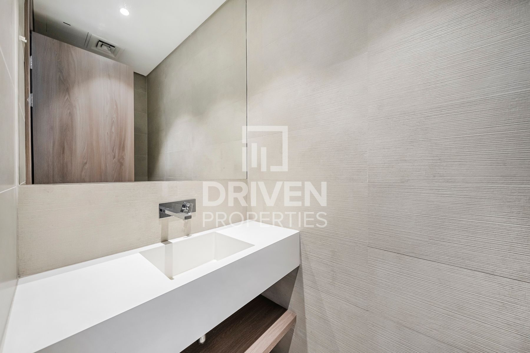 Iconic Burj View Upper Floor Central Location