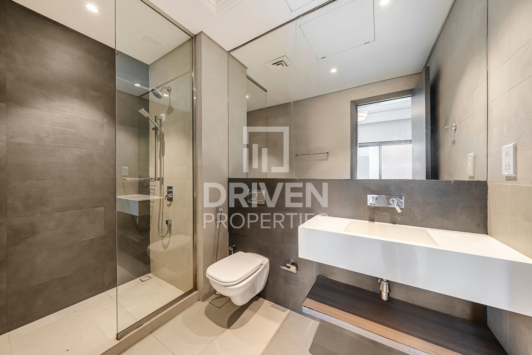 Iconic Burj View Upper Floor Central Location