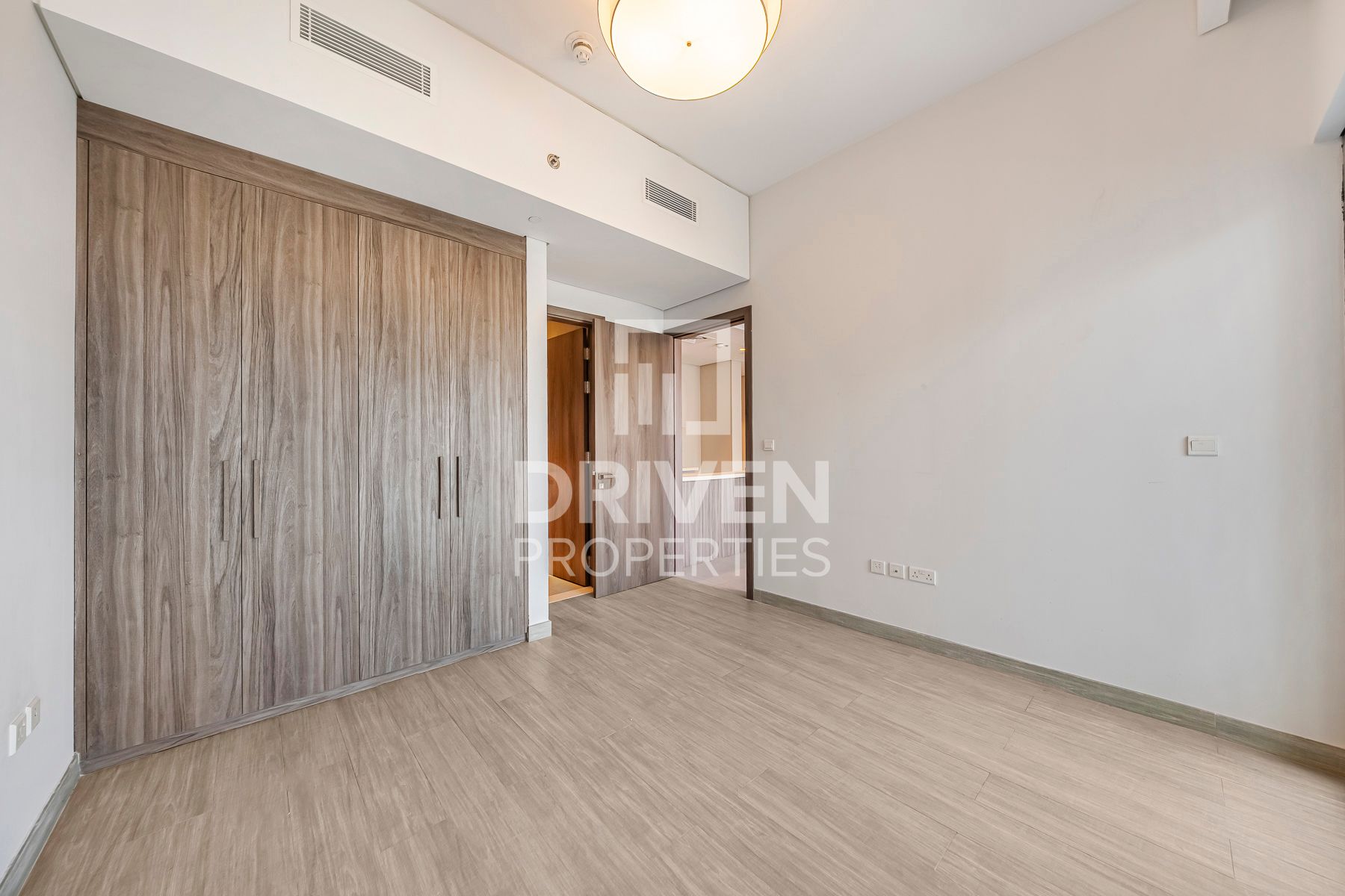 Iconic Burj View Upper Floor Central Location