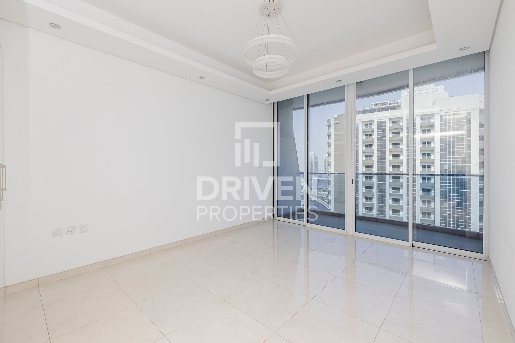 Bright Unit High Floor Ready to Move In