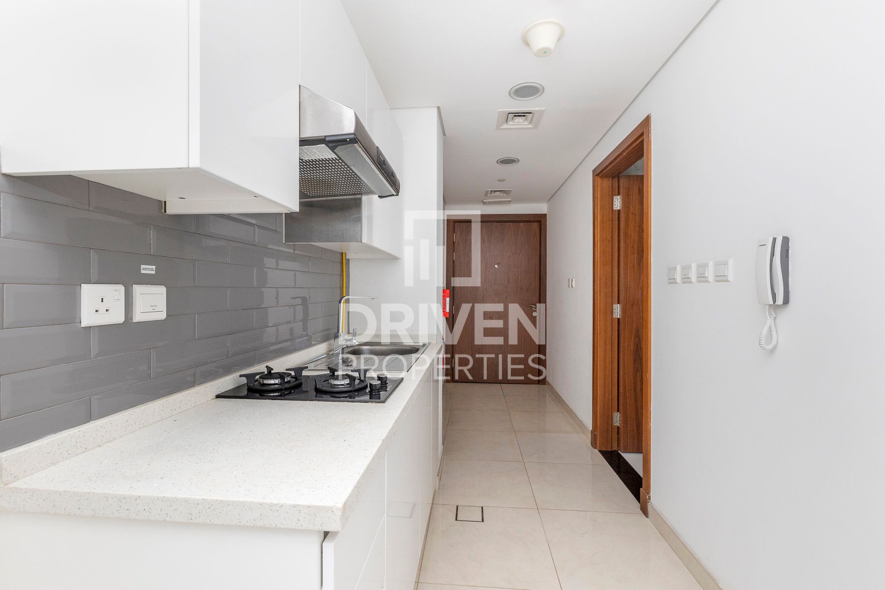 Bright Unit High Floor Ready to Move In