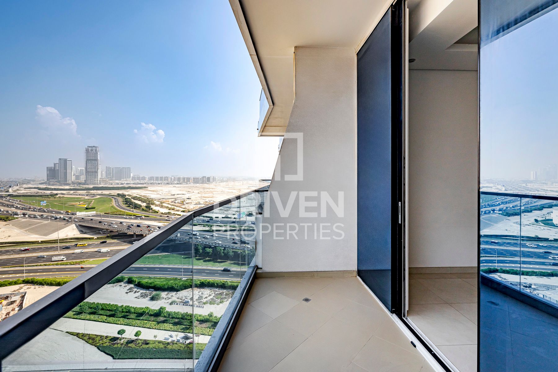 Bright Unit High Floor Ready to Move In