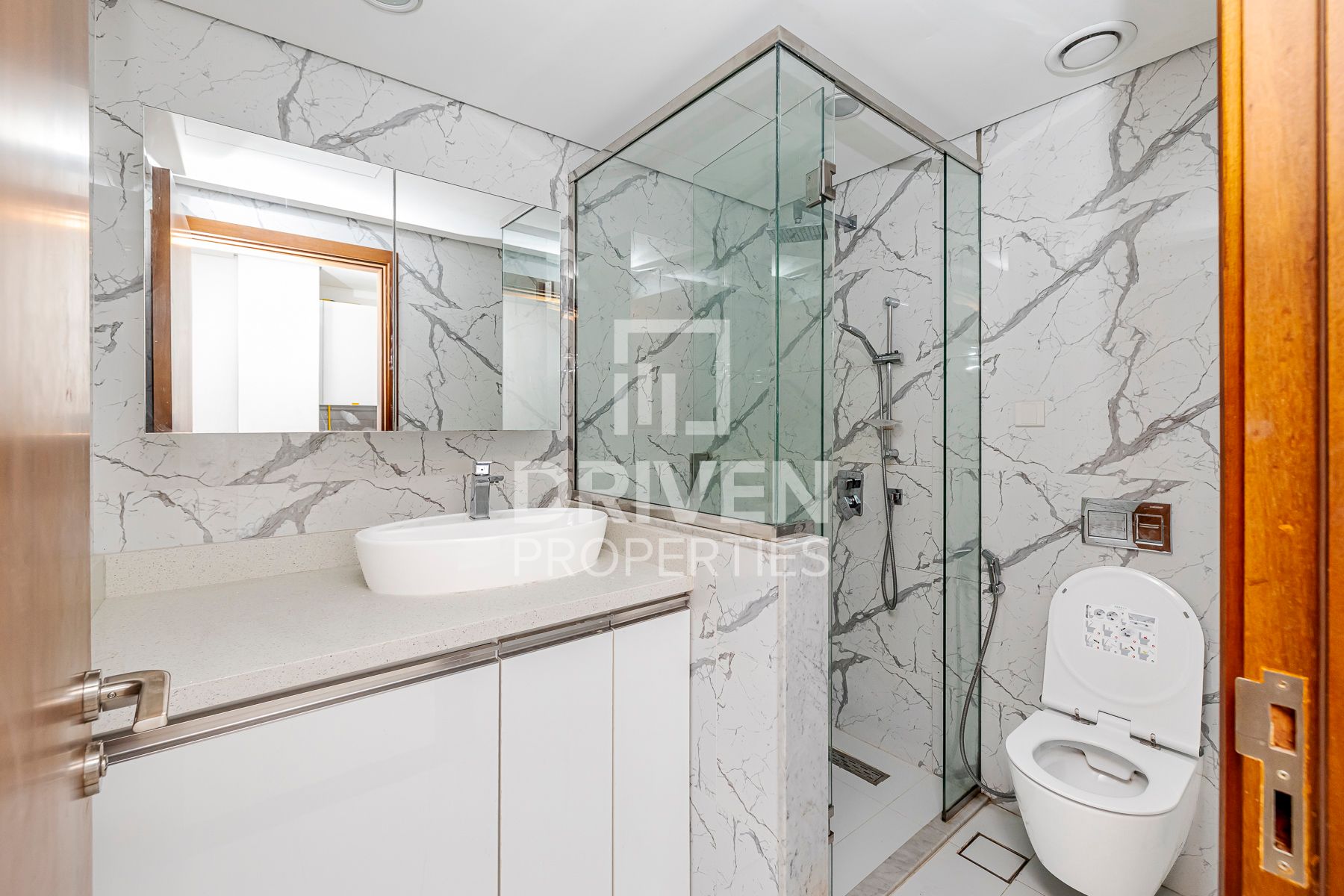 Bright Unit High Floor Ready to Move In