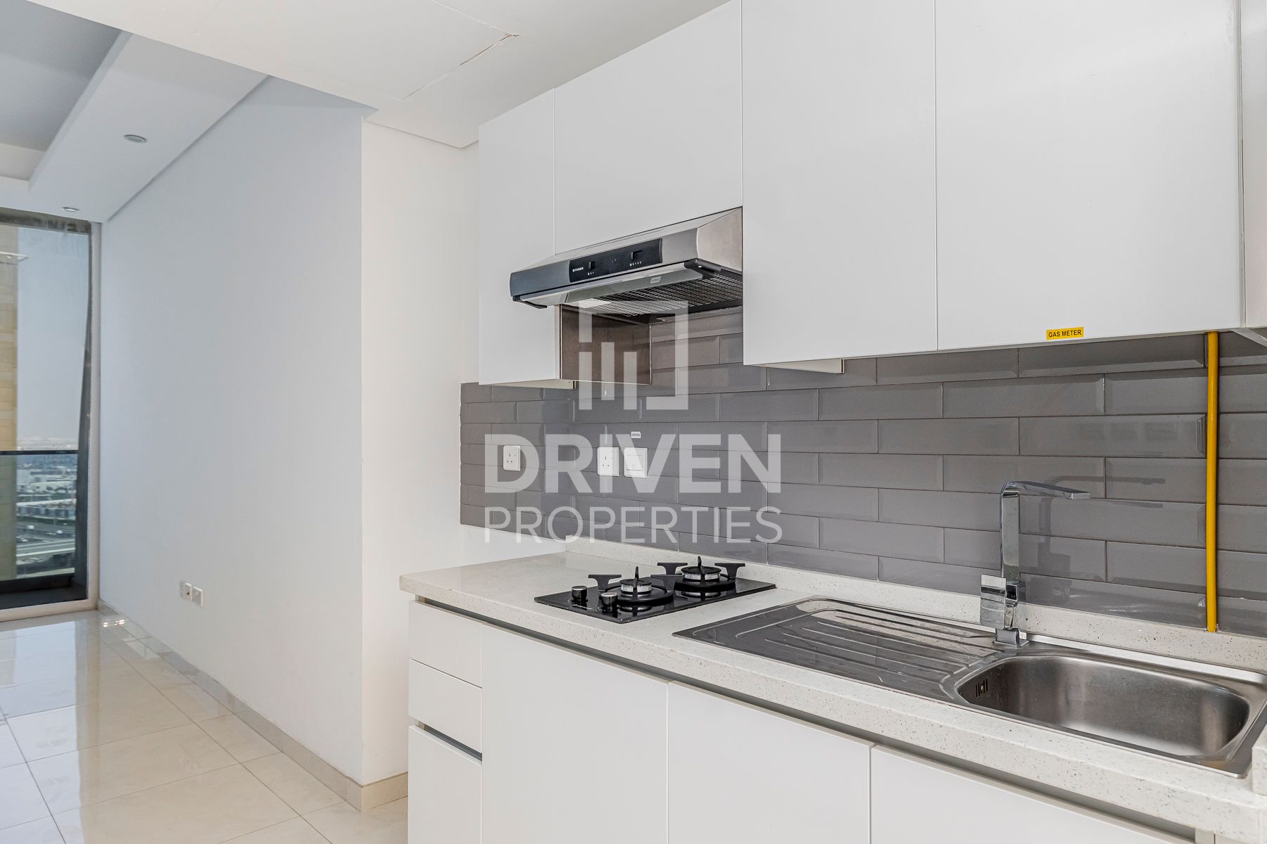 Bright Unit High Floor Ready to Move In