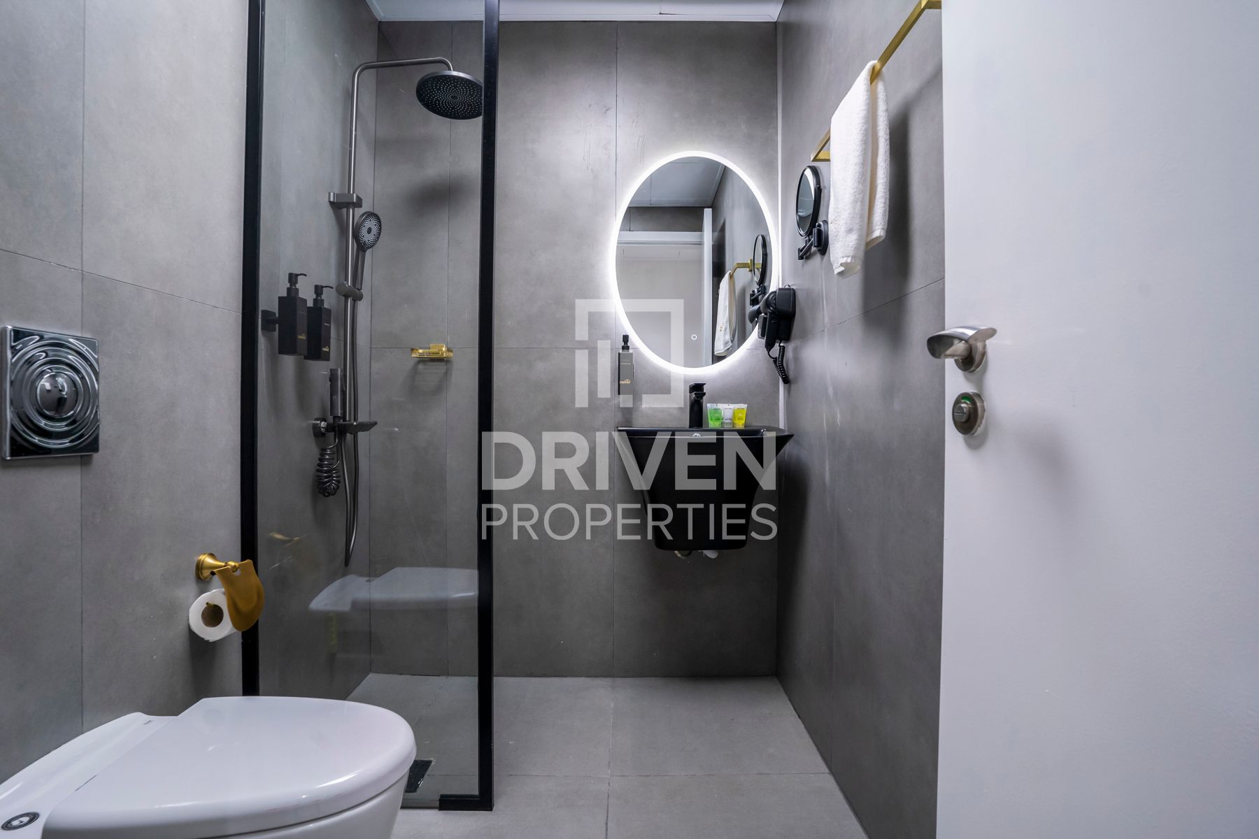 Elegant Upgraded Unit Unique Layout Furnished