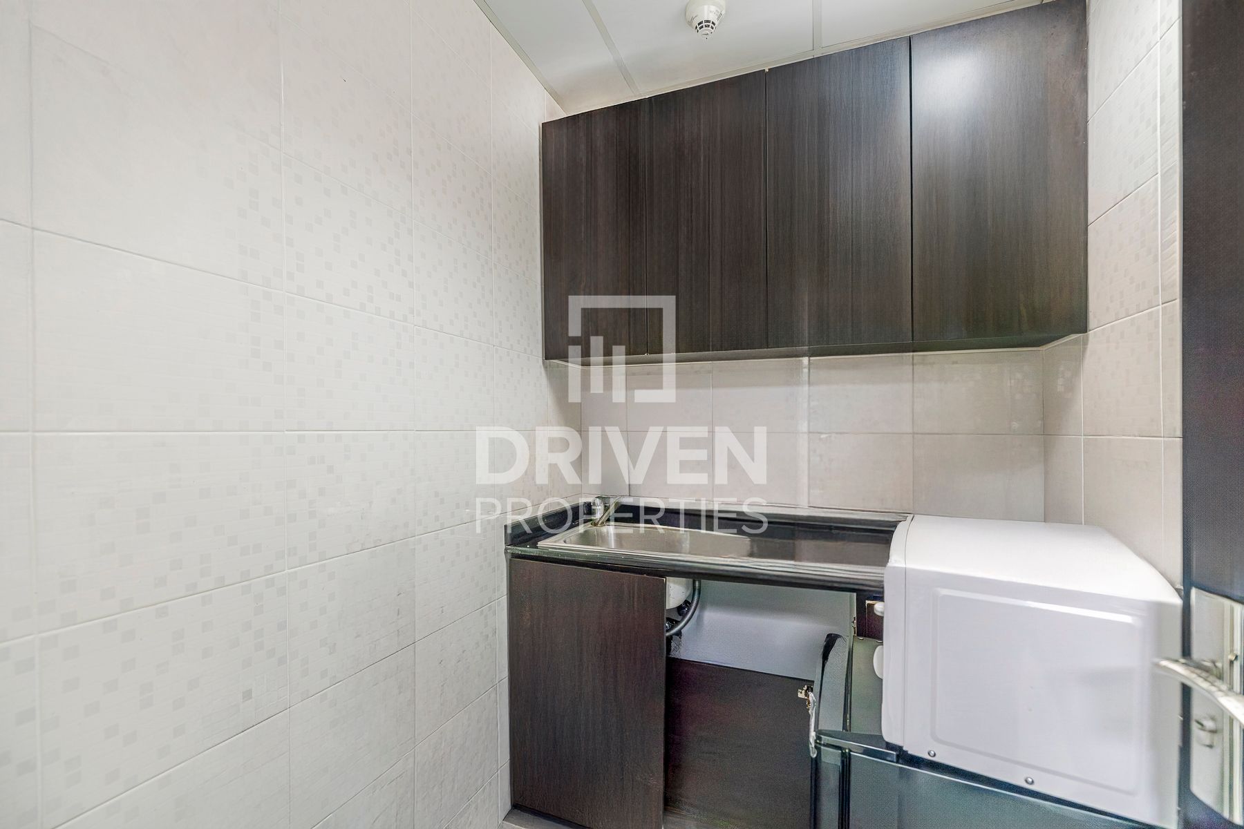 Spacious Easy Access Building Prime Location