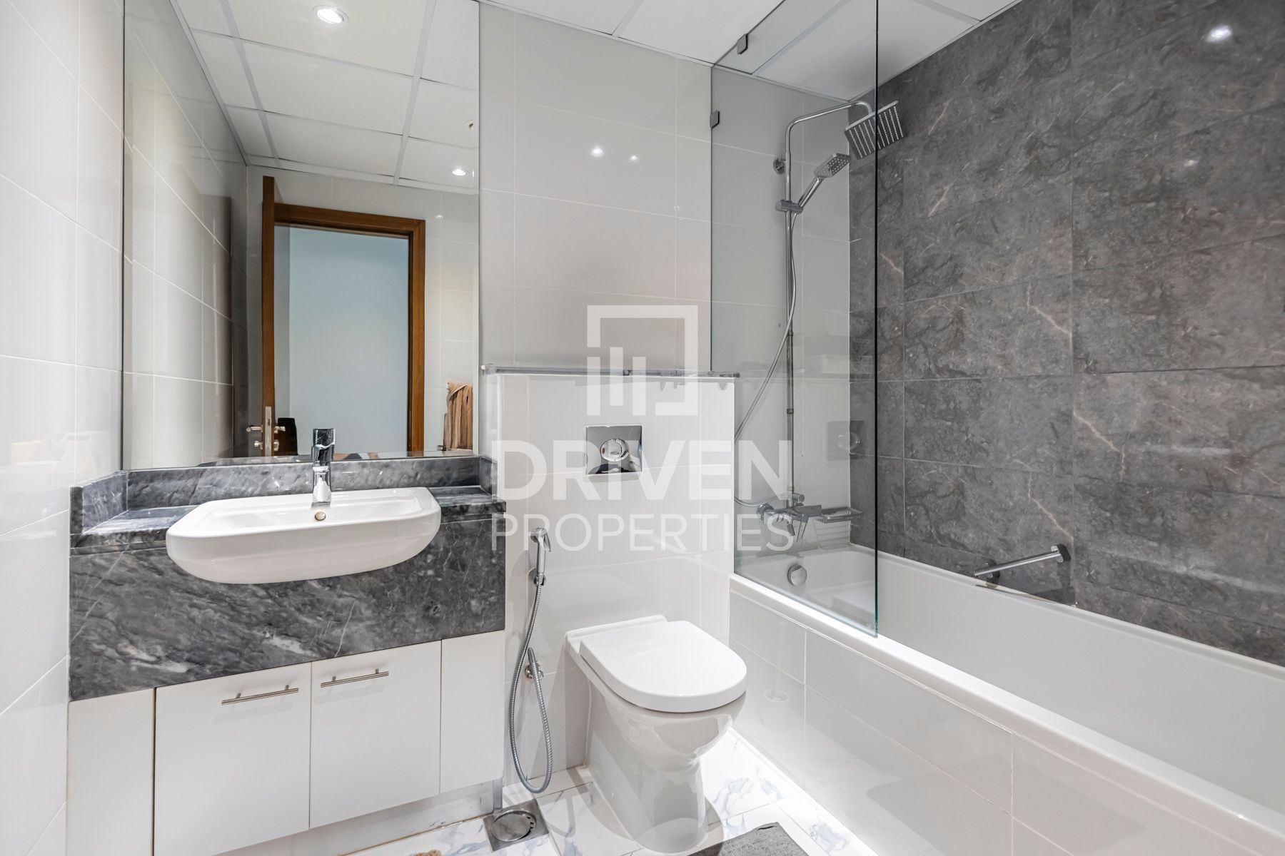 Spacious Sea and Canal View Vacant On Transfer