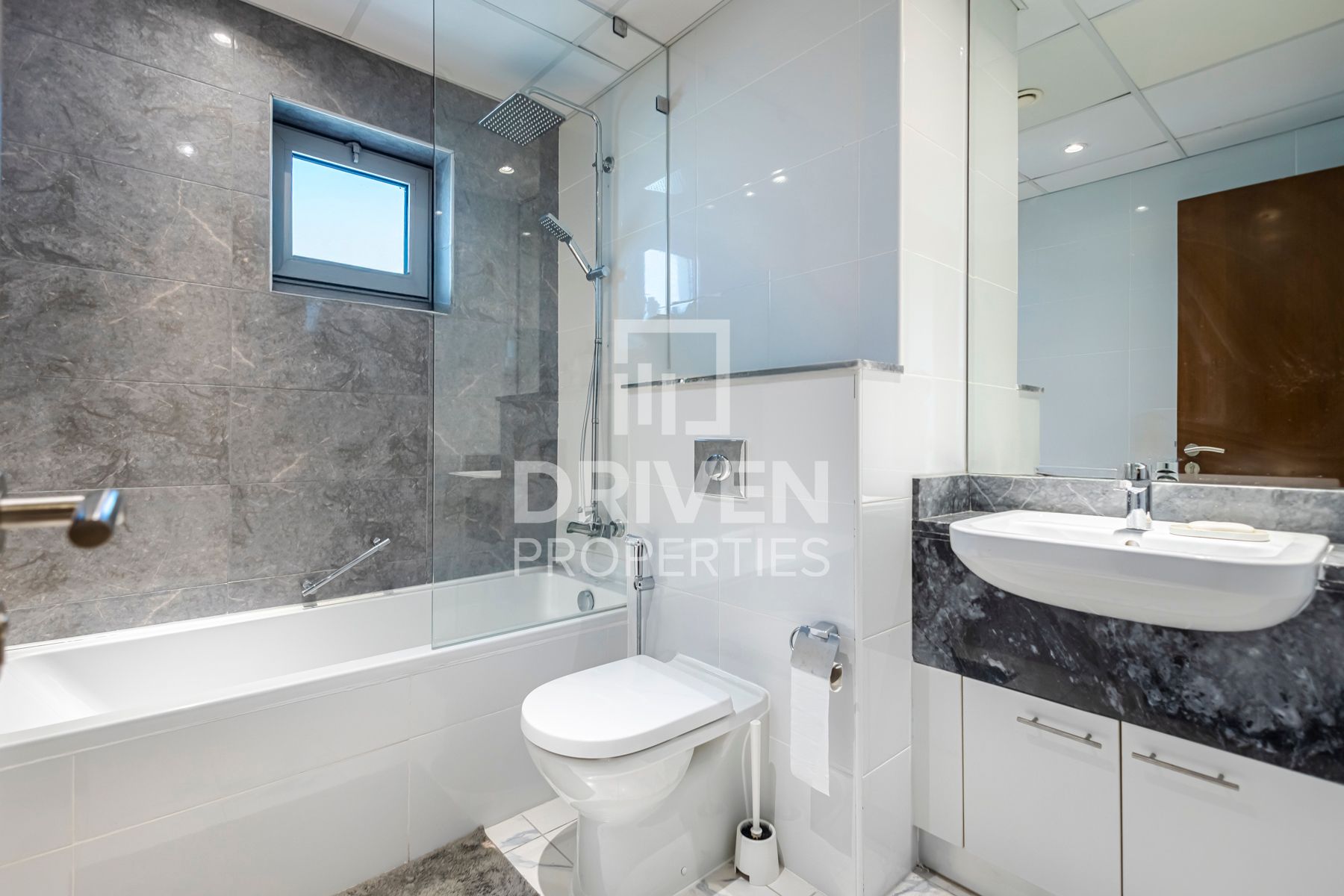 Spacious Sea and Canal View Vacant On Transfer