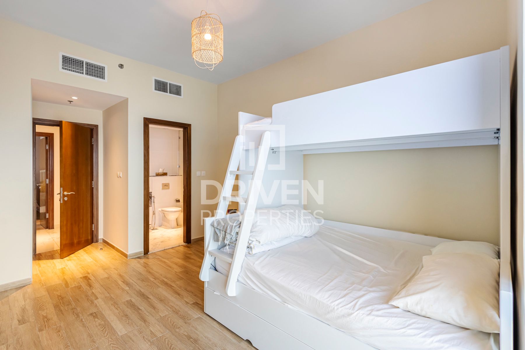 Spacious Sea and Canal View Vacant On Transfer