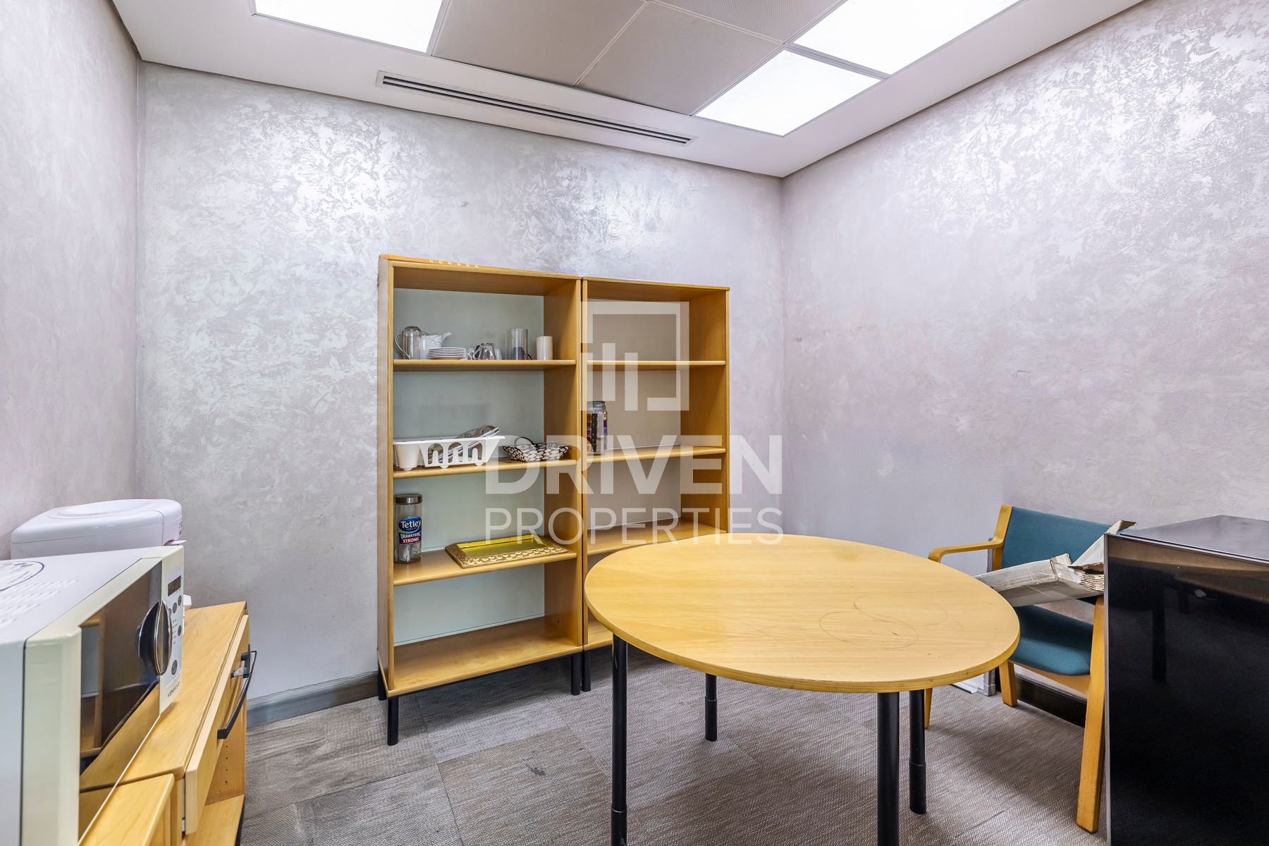 Fully Furnished Prime Location Vacant Now