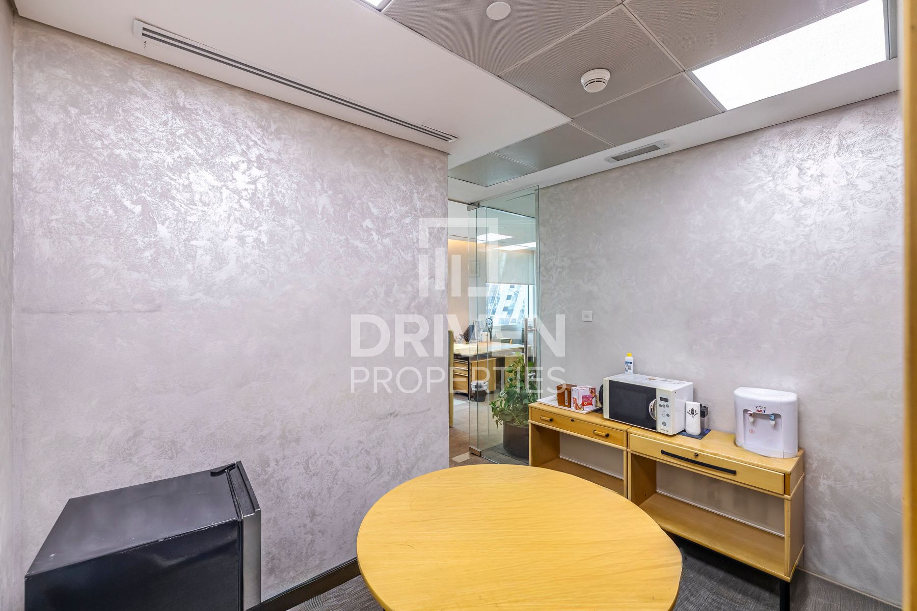 Fully Furnished Prime Location Vacant Now